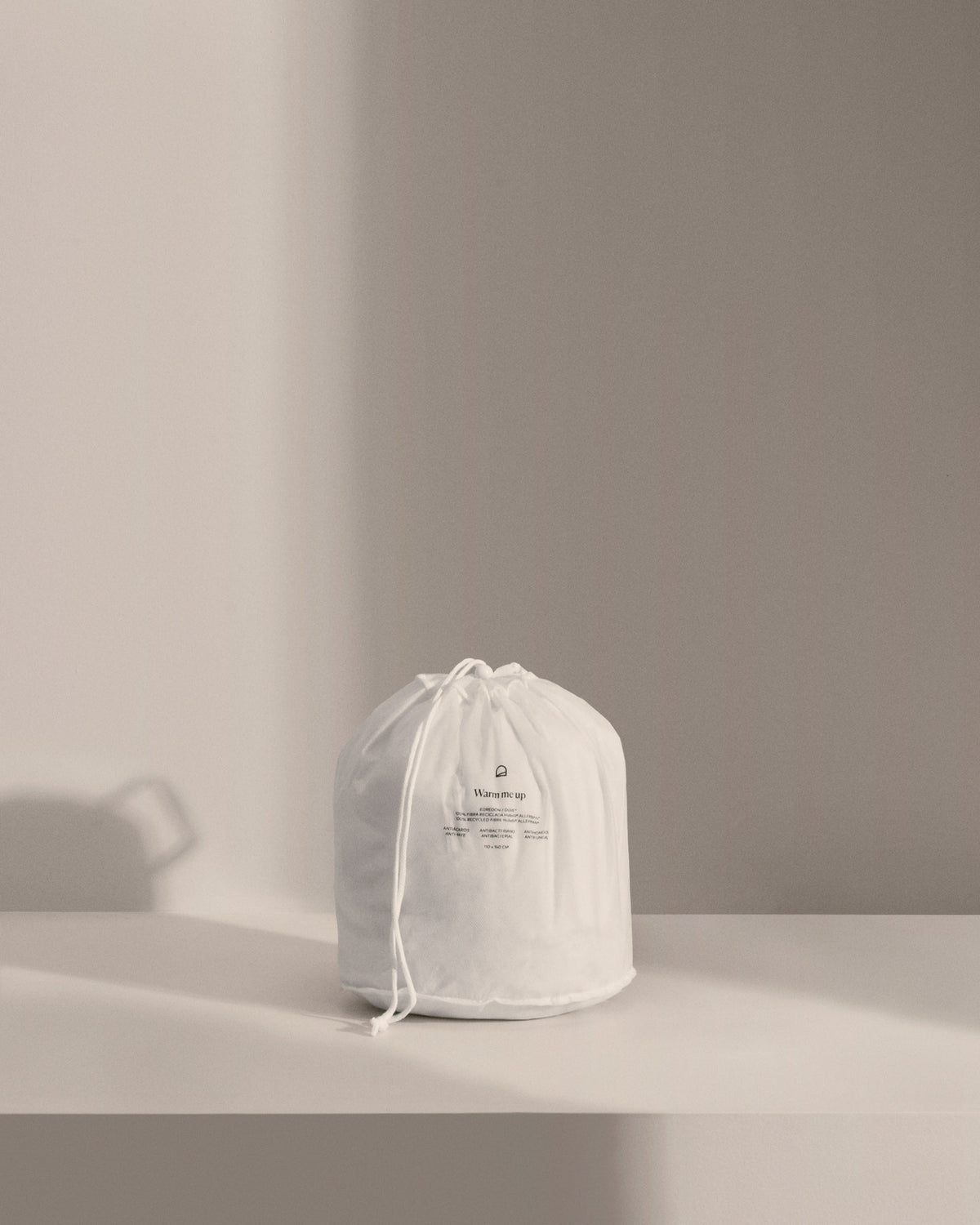 Bettdecke Mistral aus Mikrofaser (250 g/m²) für 80/90-cm-Betten – hergestellt in Spanien in Weiss präsentiert im Onlineshop von KAQTU Design AG. Duvet ist von Kave Home