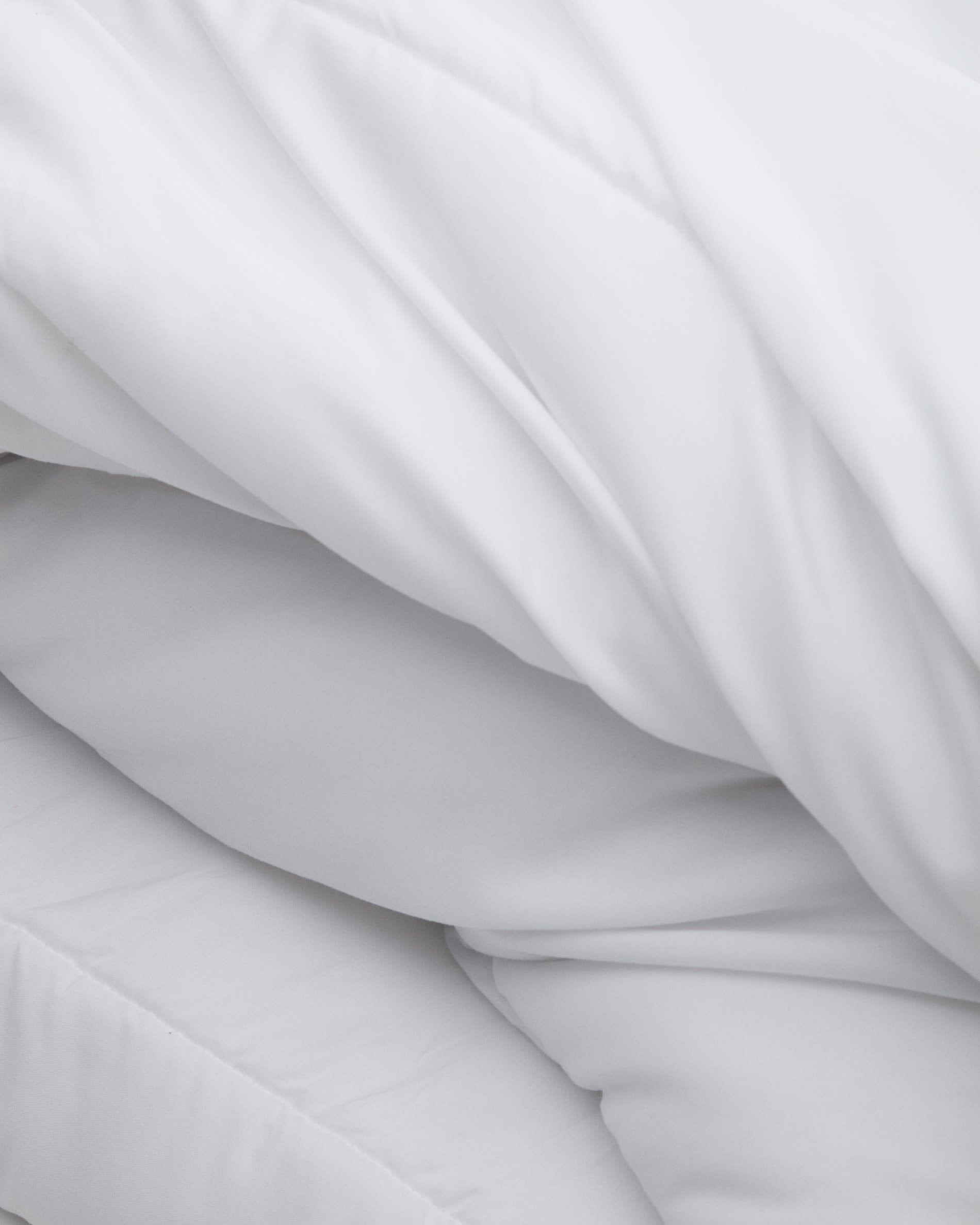 Die Mistral Bettdecke 135/150 cm von Kave Home bietet elegantes Design und optimalen Komfort für einen erholsamen Schlaf.