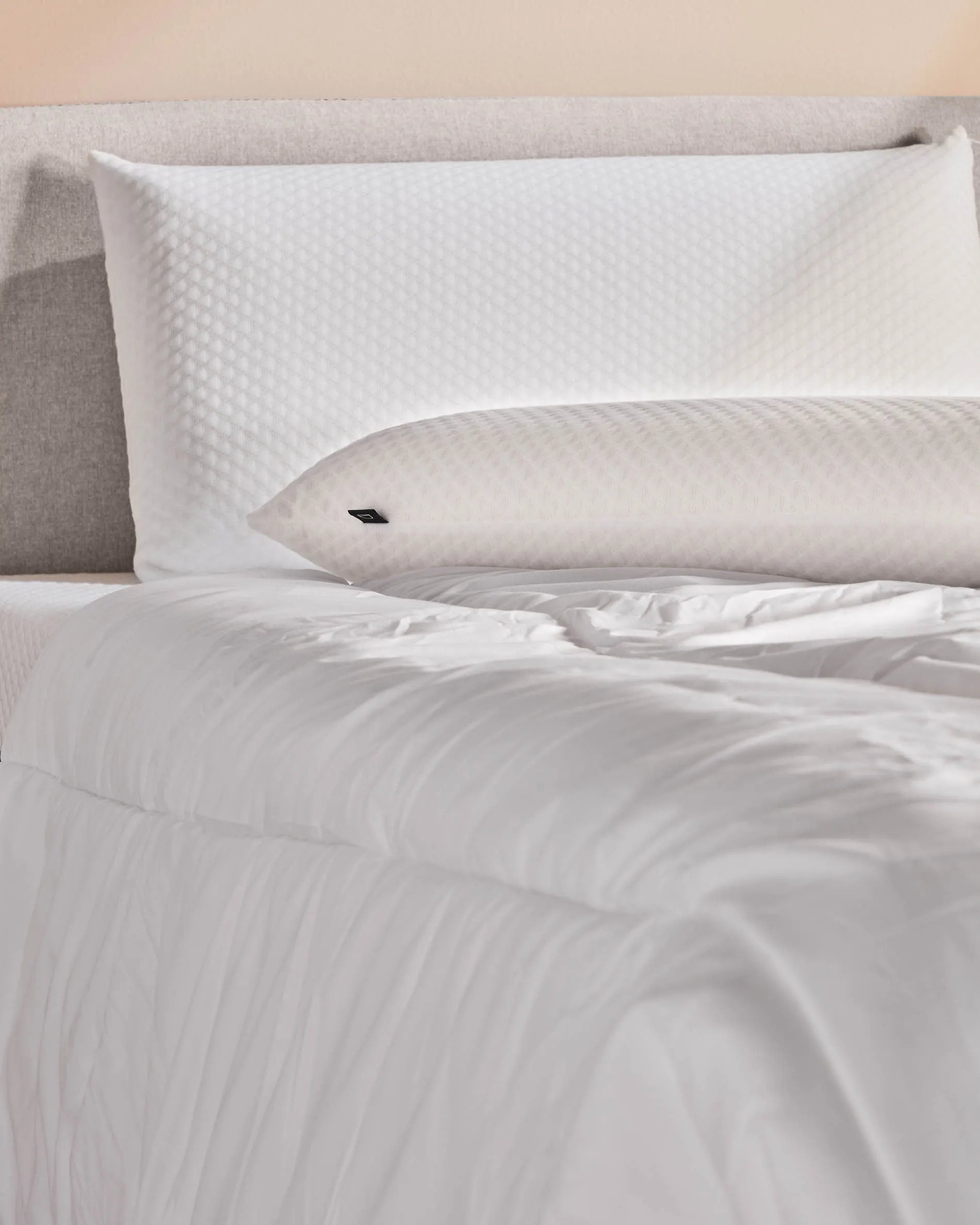 Die Mistral Bettdecke 135/150 cm von Kave Home vereint Komfort und Qualität für erholsamen Schlaf in stilvollem Design.