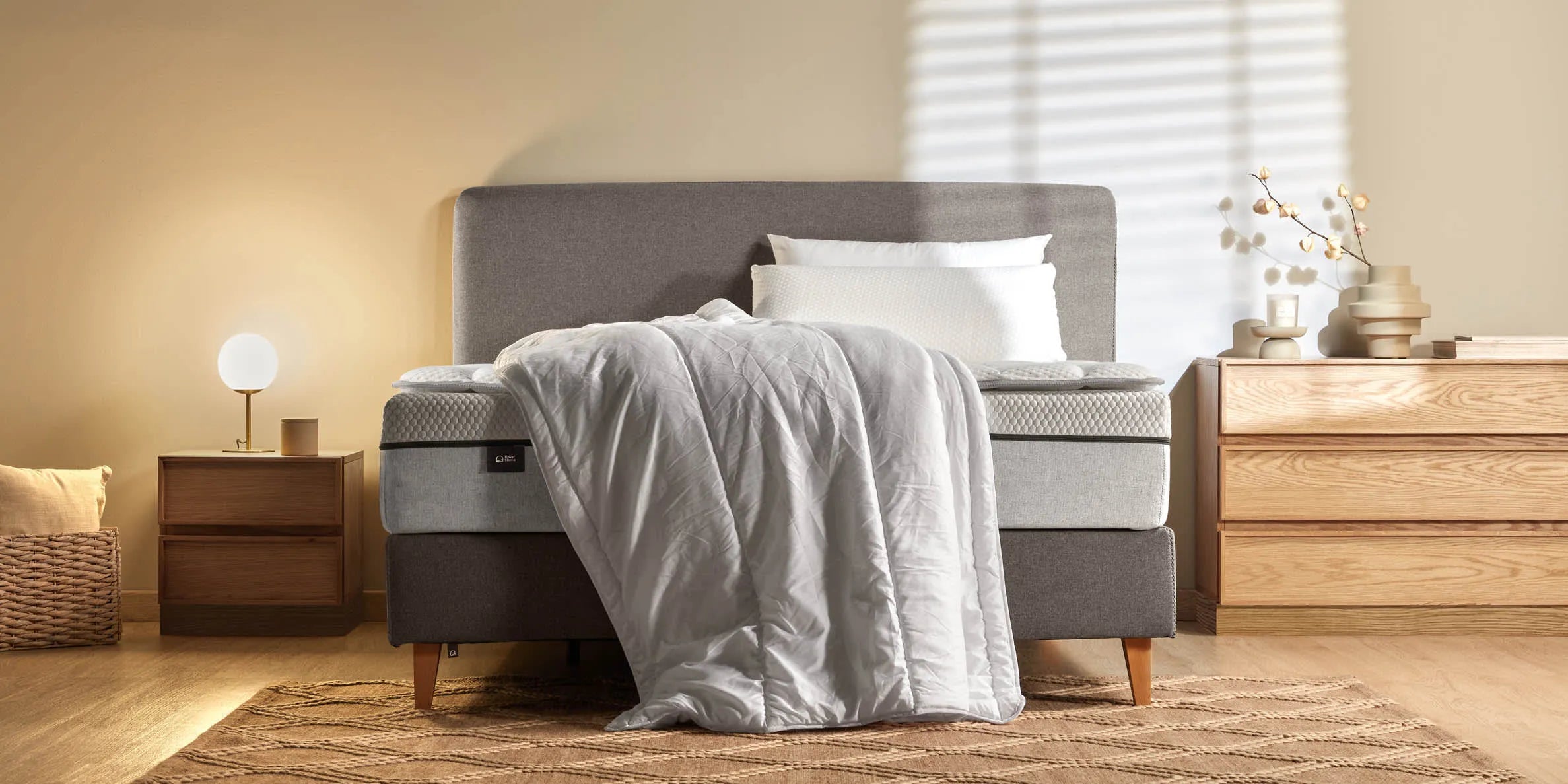 Die Mistral Bettdecke 135/150 cm von Kave Home bietet hochwertigen Schlafkomfort und modernes Design für Ihr Schlafzimmer.
