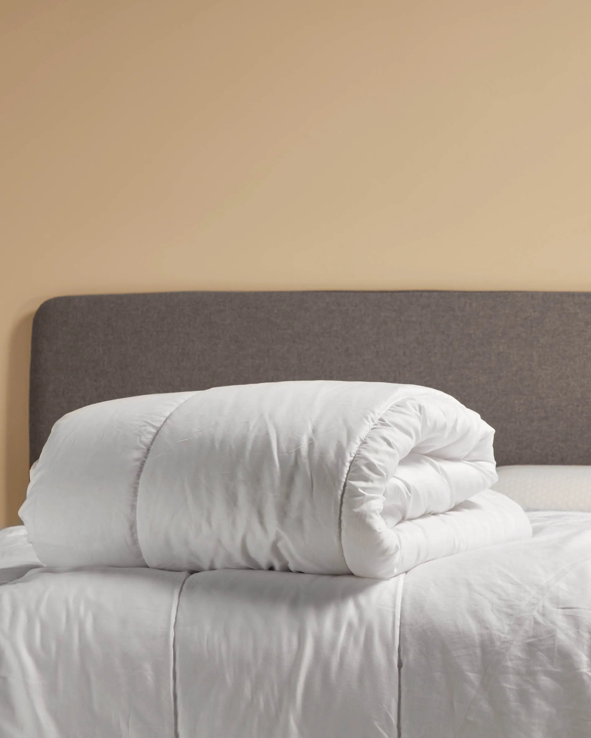 Die Mistral Bettdecke 135/150 cm von Kave Home vereint stilvolles Design mit höchstem Schlafkomfort für Ihre Erholung.