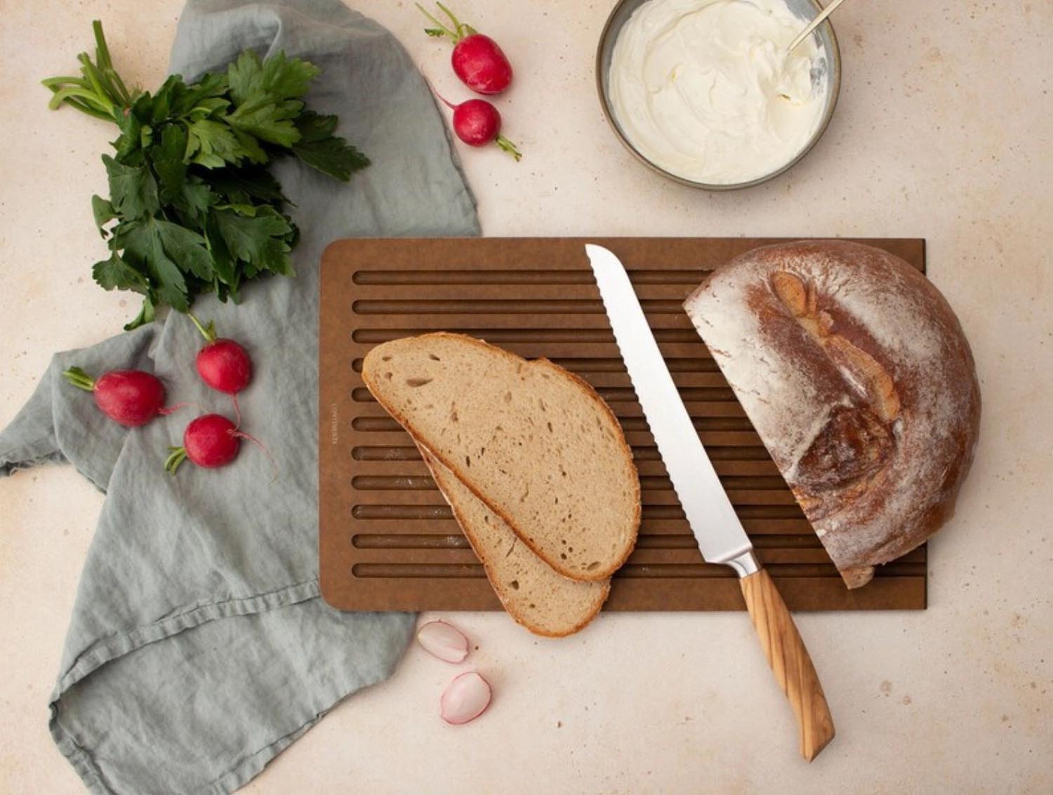 Hochwertiges Duracore Brotschneidebrett von Continenta, braun, 38.5x27x0.9cm, mit Saftrille, ideal für Brot und Küche.