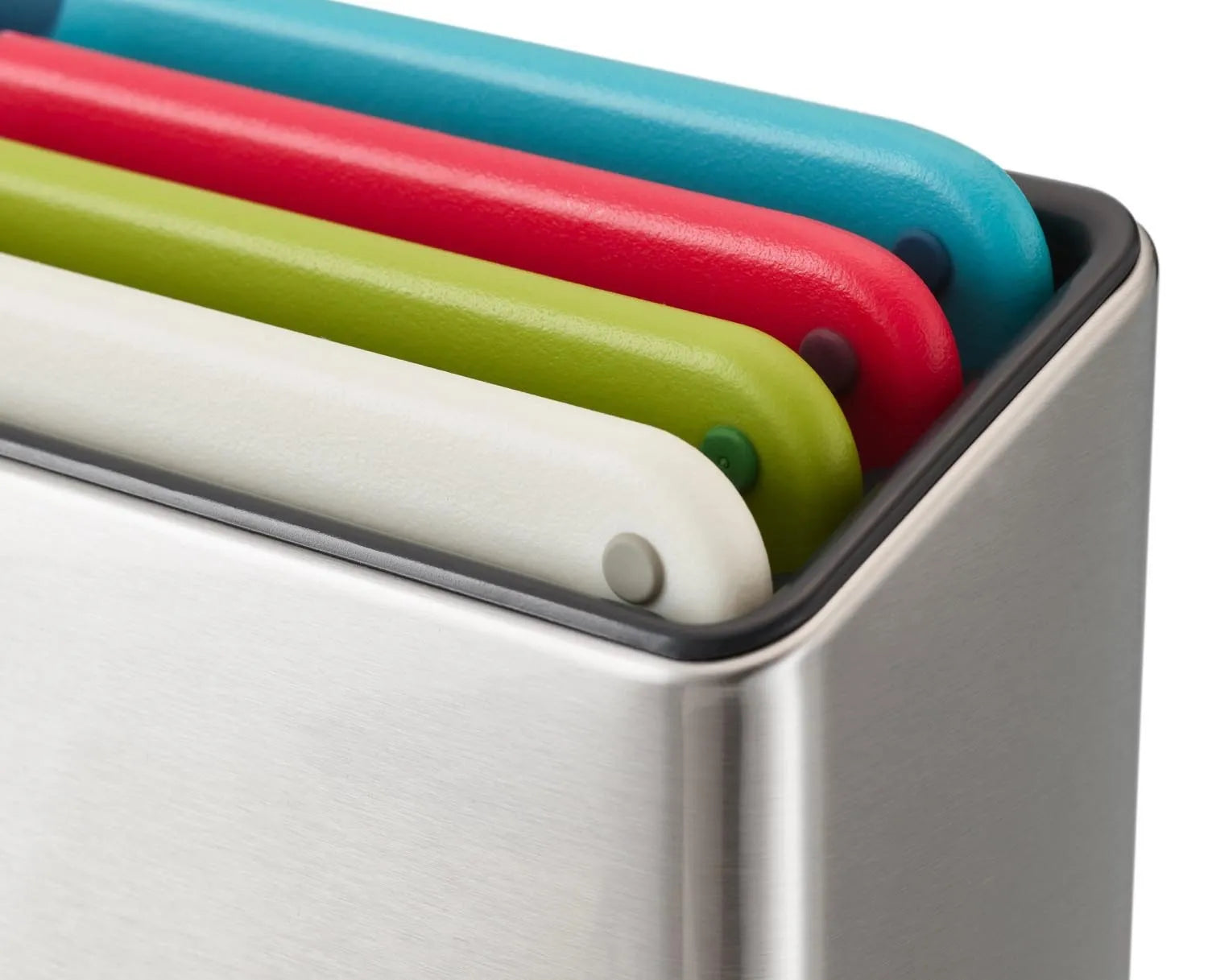 Ein stilvolles 4-teiliges Schneidebrett-Set aus Edelstahl in Multicolor von Joseph Joseph, ideal für hygienisches Arbeiten.