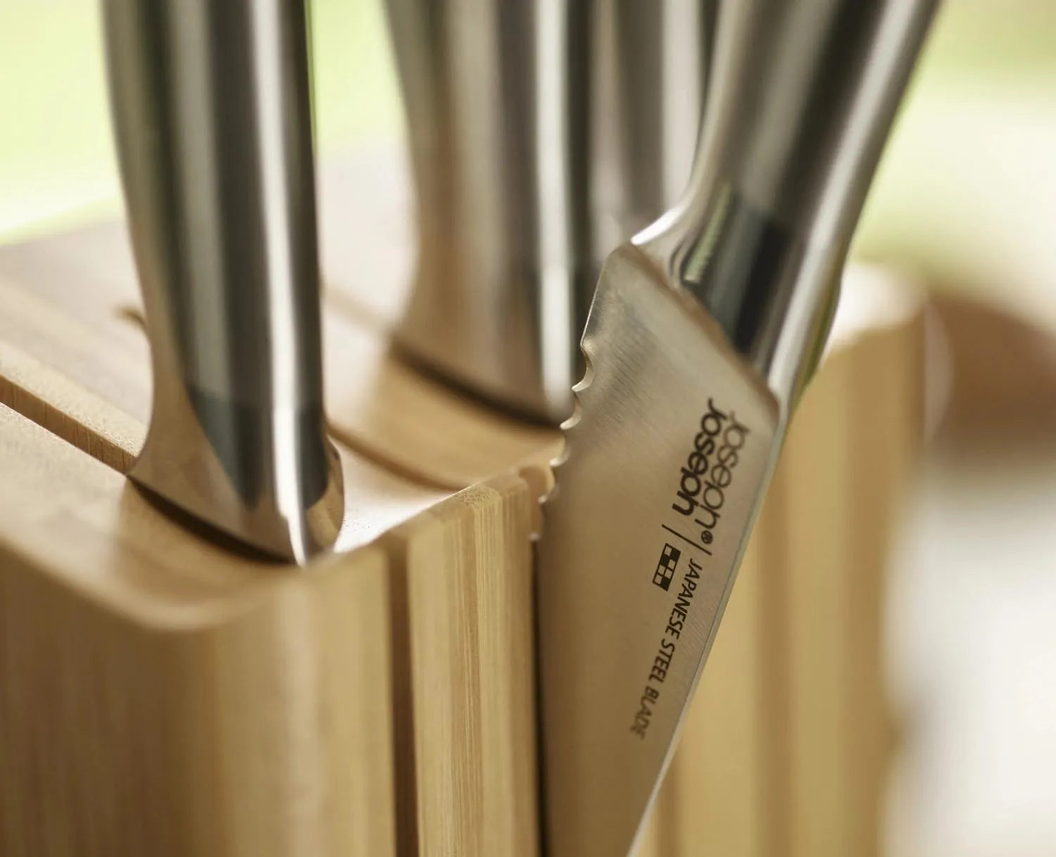 Eleganter Messerblock aus Bambus mit 5 hochwertigen Elevate Steel Messern von Joseph Joseph, ideal für jede Küche.