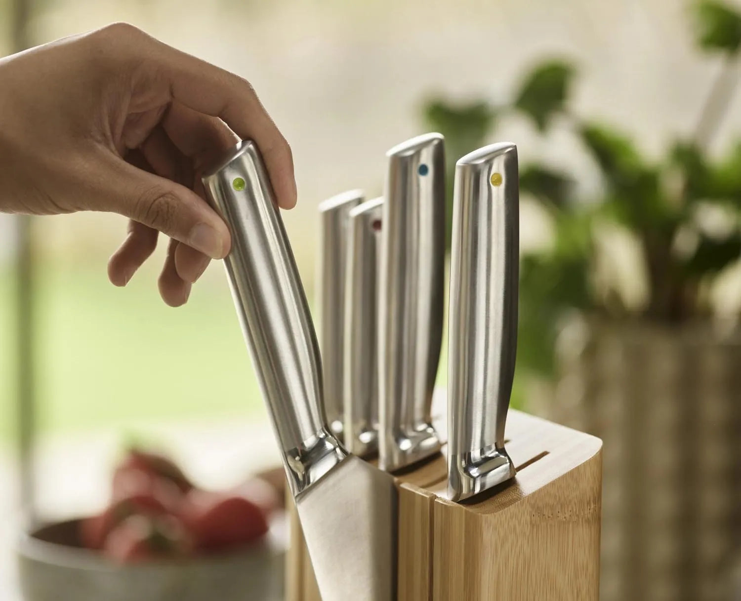 Stilvoller Bambus-Messerblock mit 5 erstklassigen Elevate Steel Messern von Joseph Joseph, perfekt für moderne Küchen.