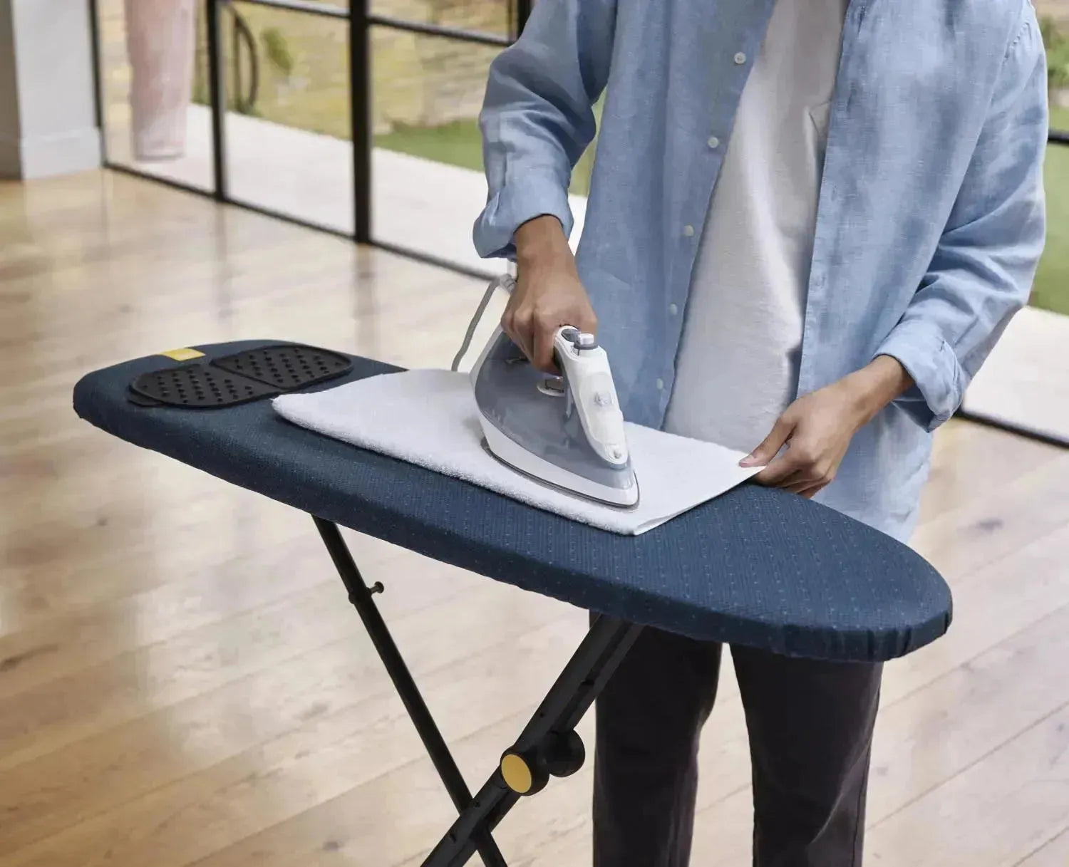 Das Glide Compact Plus Bügelbrett von Joseph Joseph bietet modernes Design und Funktionalität in Schwarz/Blau für müheloses Bügeln.