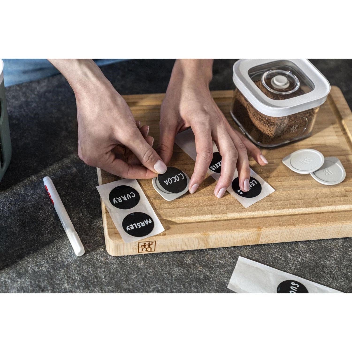 Die Zwilling Cube Box 4S, 29.5x10.7x10.7cm, 1.7l, transparent-weiß, kombiniert Funktionalität mit stilvollem Aufbewahrungsdesign.