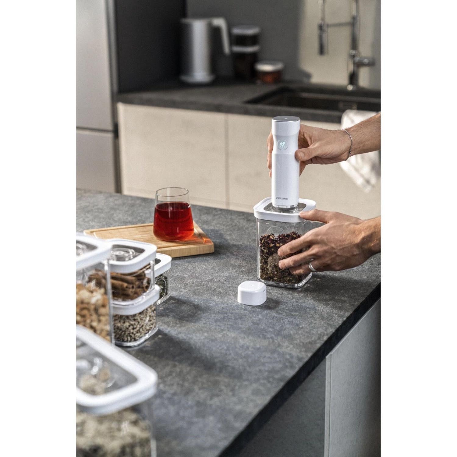 Die Cube Box L von Zwilling, 7.6x21.4x21.4cm, 1.6l, transparent-weiß, bietet stilvolle und praktische Aufbewahrungslösungen.