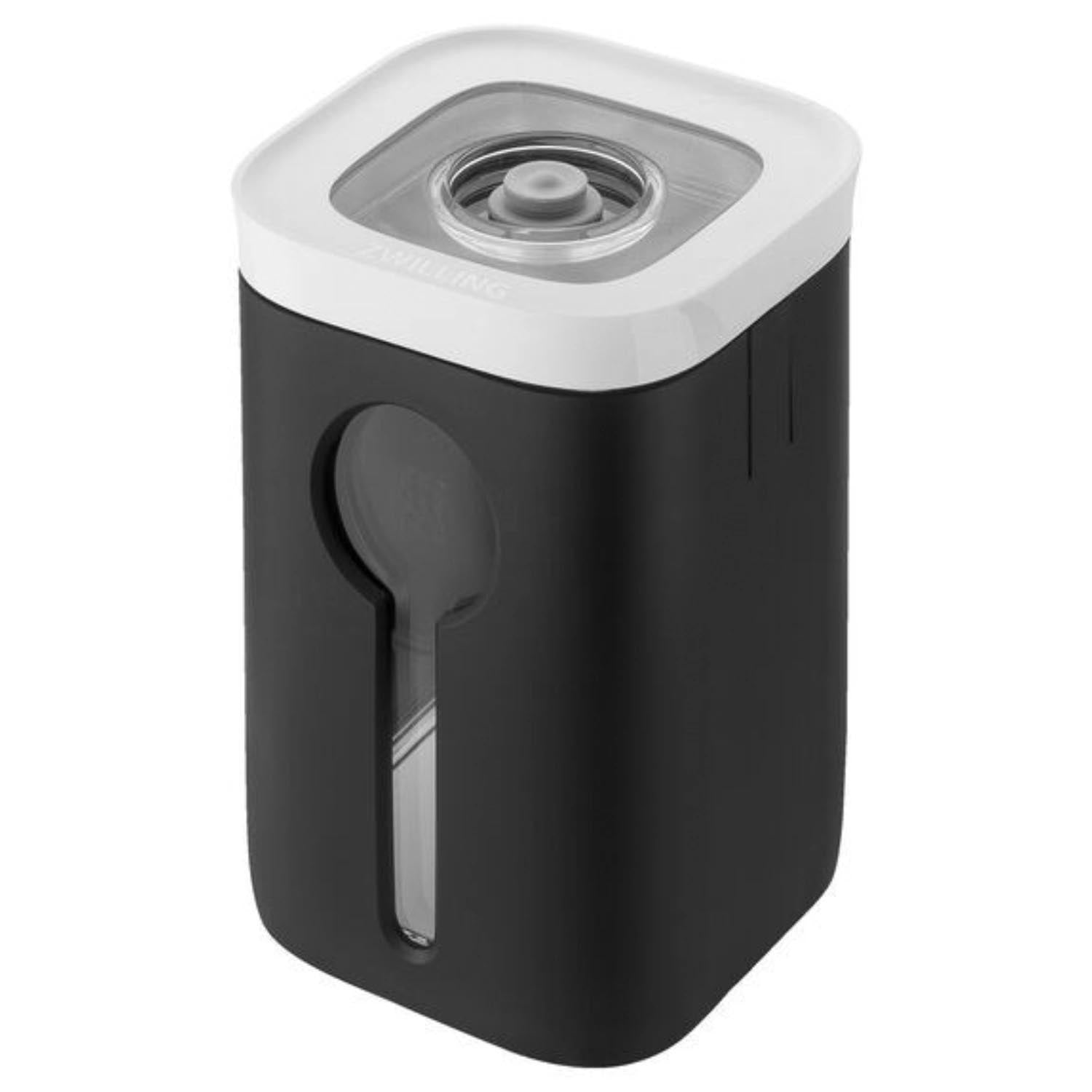Der Cube Cover 2S von Zwilling in Schwarz ist ein stilvoller und funktionaler Schutz für Ihre Küchenutensilien.