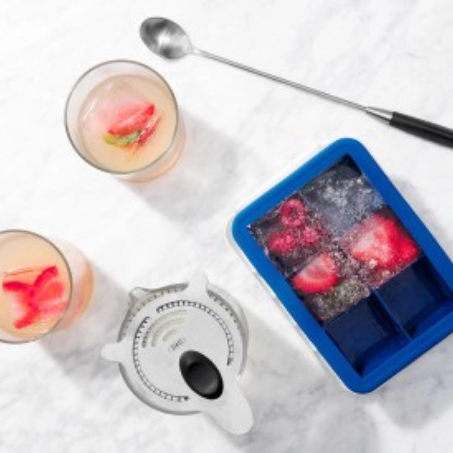 Das OXO Good Grips Cocktail-Sieb aus Edelstahl sorgt für präzises Abseihen und liegt dank ergonomischem Griff angenehm in der Hand.