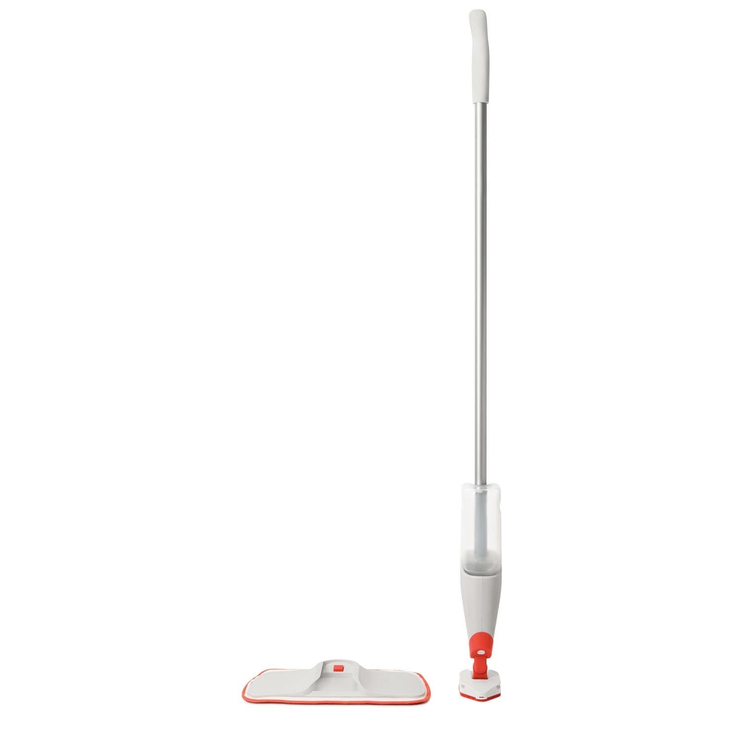 Der OXO Good Grips Spray Wischmop reinigt gründlich mit Sprühfunktion und ergonomischem Griff für komfortable Nutzung.