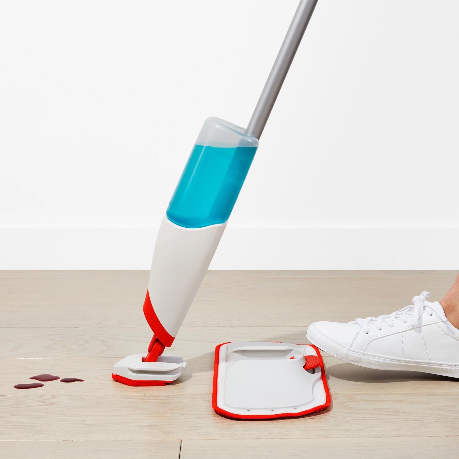 Der OXO Good Grips Spray Wischmop reinigt effizient mit Sprühfunktion und ergonomischem Griff für einfache und bequeme Nutzung.
