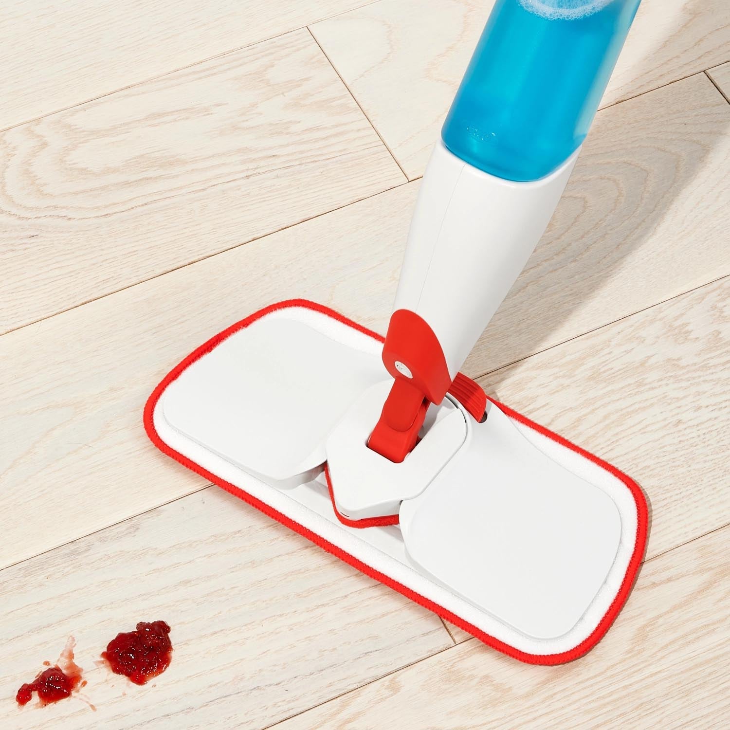 Effizienter Ersatzwischbezug für den OXO Good Grips Spray Wischmop, perfekt für gründliches und müheloses Reinigen.