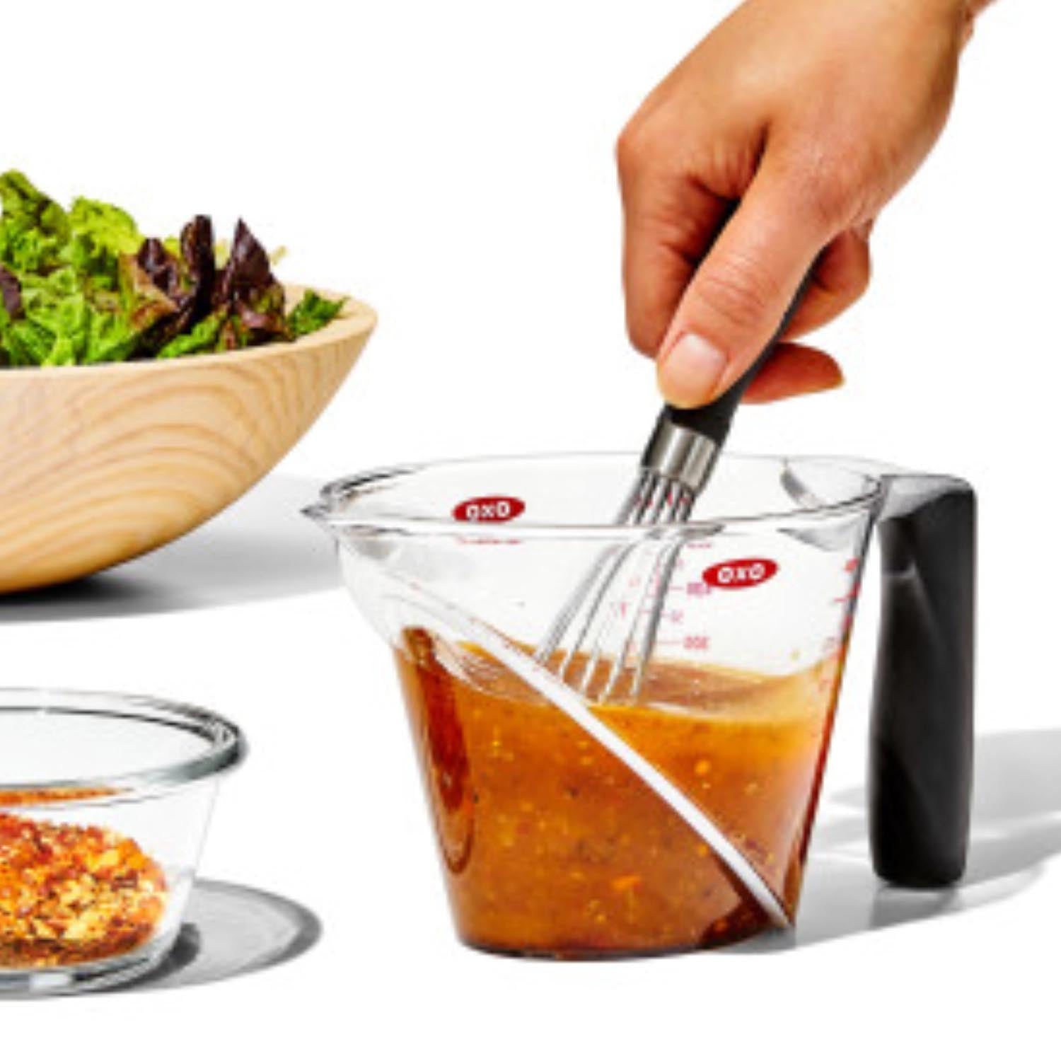 Kleiner Schneebesen von OXO, ideal für präzises Rühren. Ergonomischer Griff, rostfreier Stahl, perfekt für kleine Mengen.