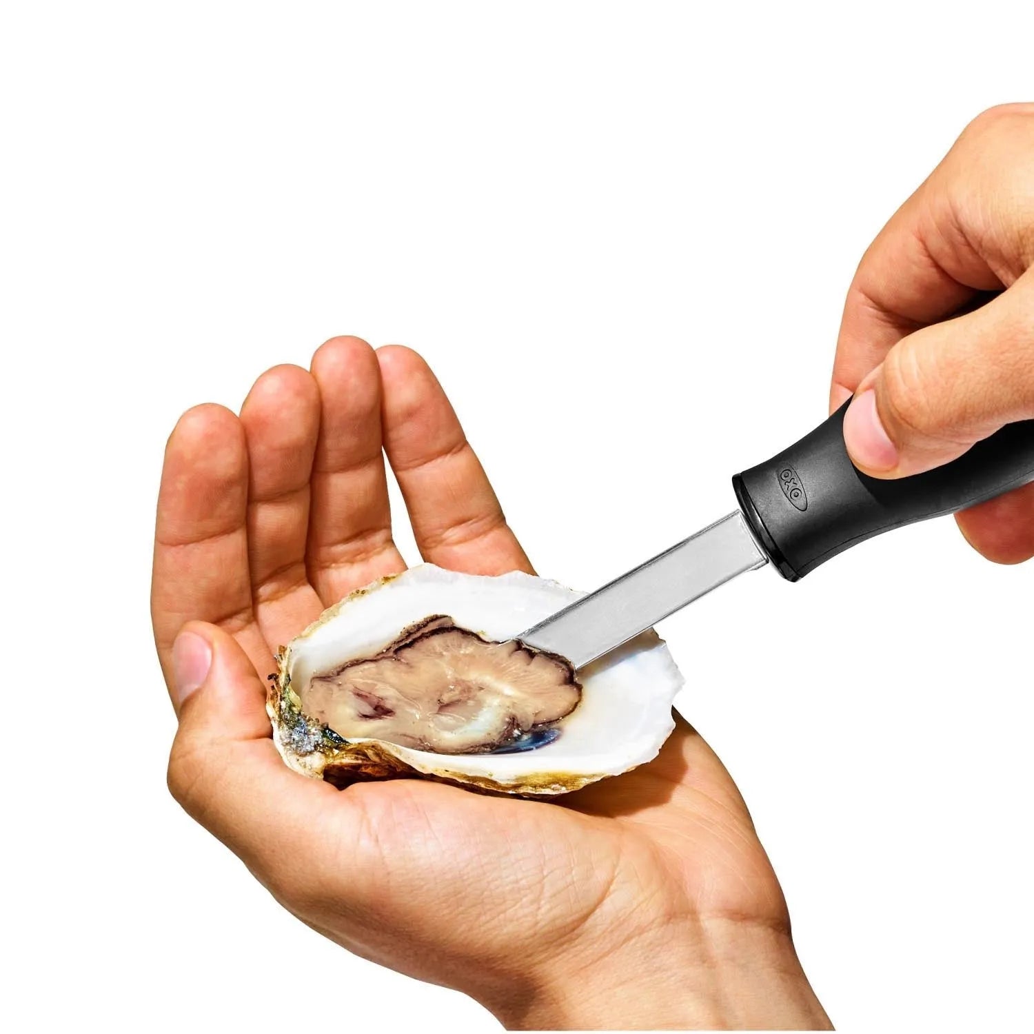Das OXO Good Grips Austernmesser bietet eine robuste Klinge und einen rutschfesten Griff, ideal für einfaches und sicheres Austernöffnen.