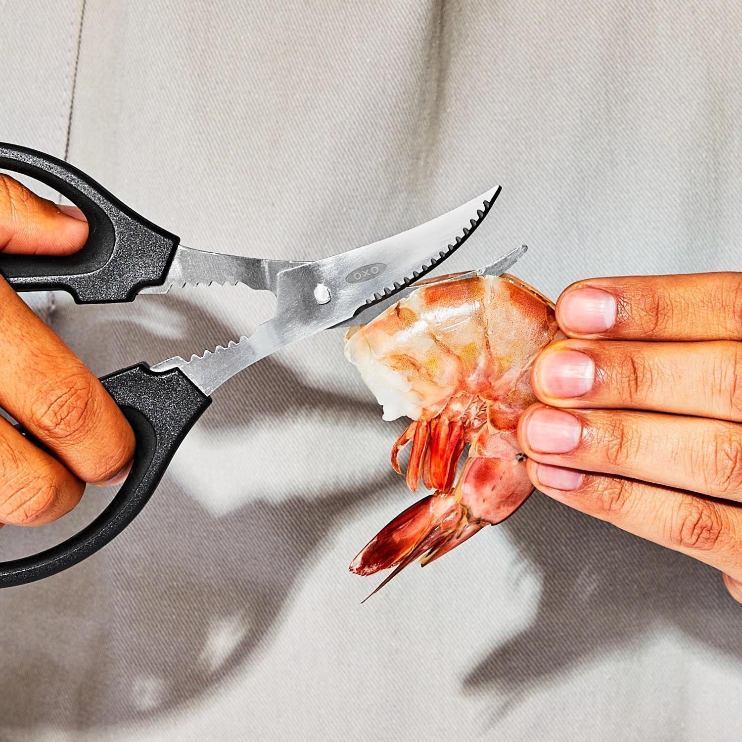 Die OXO Good Grips Schere für Meeresfrüchte schneidet präzise und komfortabel, perfekt für Hummer, Krabben und Schalentiere.