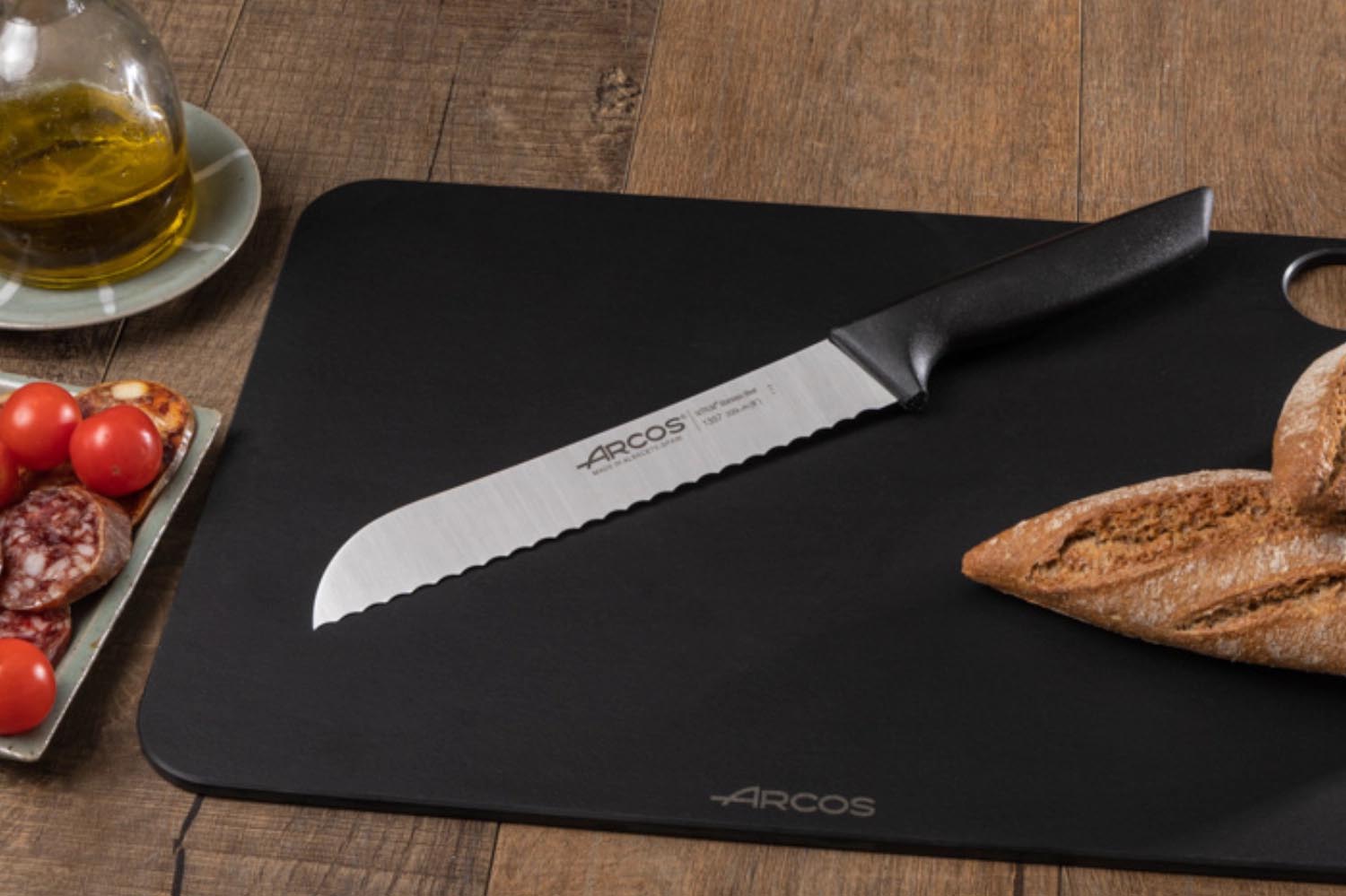 Das Arcos Niza Brotmesser mit 20 cm Klinge und ergonomischem Kunststoffgriff sorgt für präzises Schneiden und angenehme Handhabung.