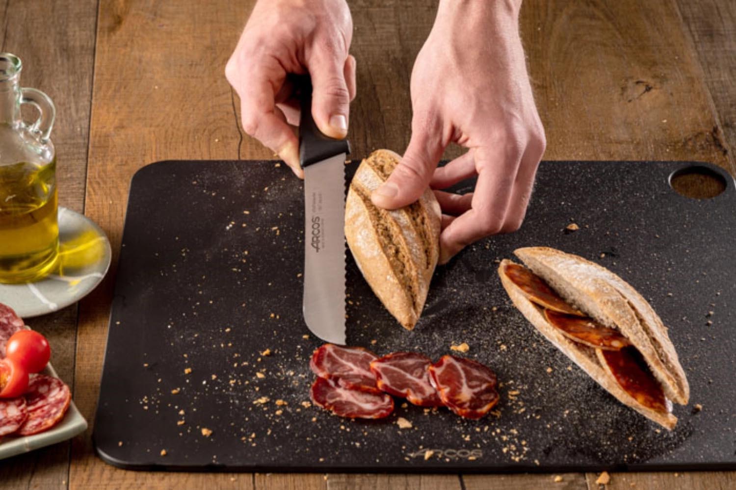 Das Niza Brotmesser von Arcos mit 20 cm Klinge und robustem Kunststoffgriff bietet präzises Schneiden und hohen Komfort.
