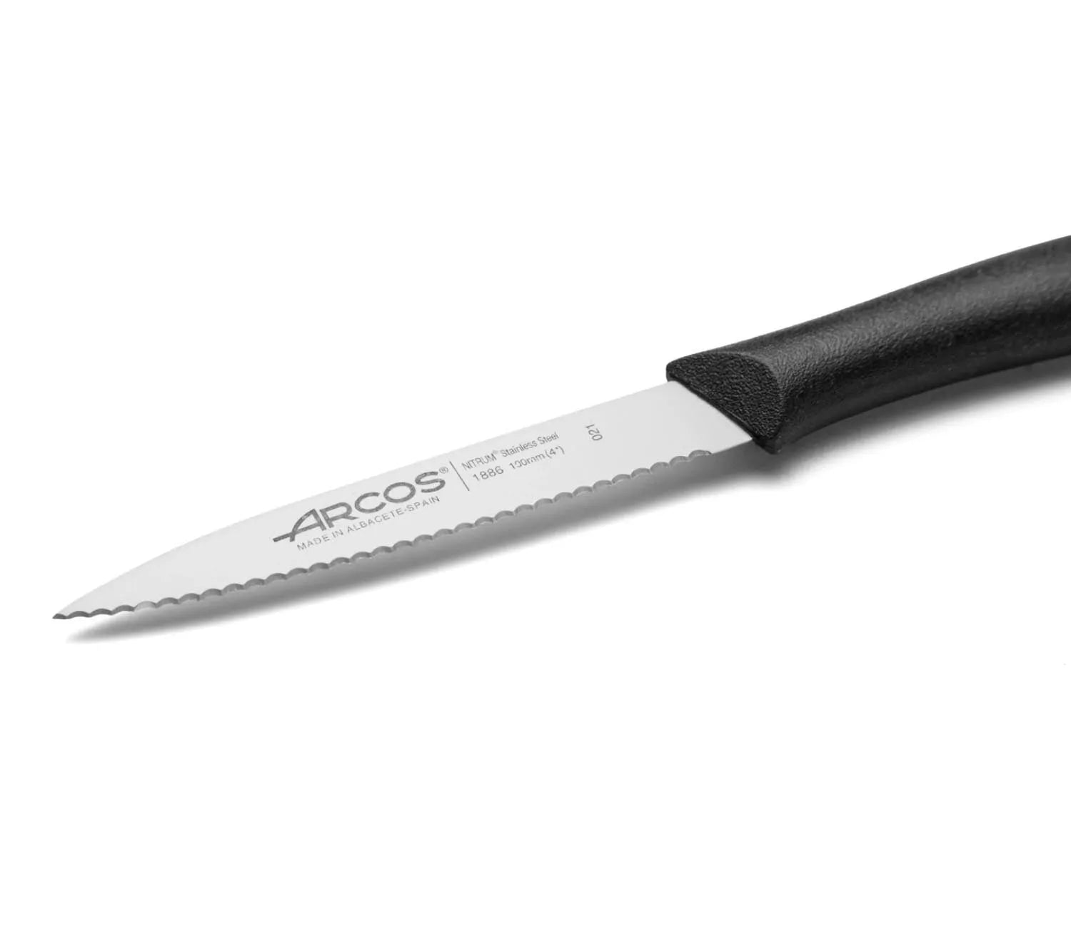 Das Arcos Nova Rüstmesser mit 10cm Wellenschliffklinge und schwarzem Griff bietet Präzision und Komfort für Ihre Küchenarbeiten.