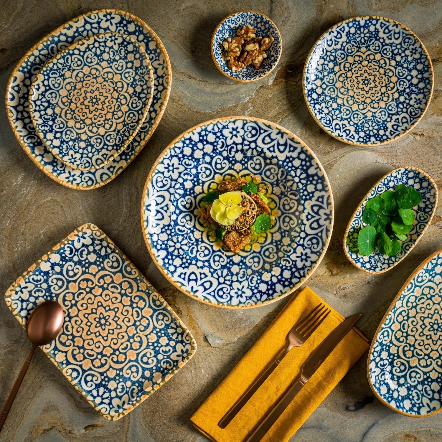 Eleganter flacher Gourmet-Teller Alhambra von Bonna, 30 cm Durchmesser, ideal für stilvolles Servieren und Präsentieren.