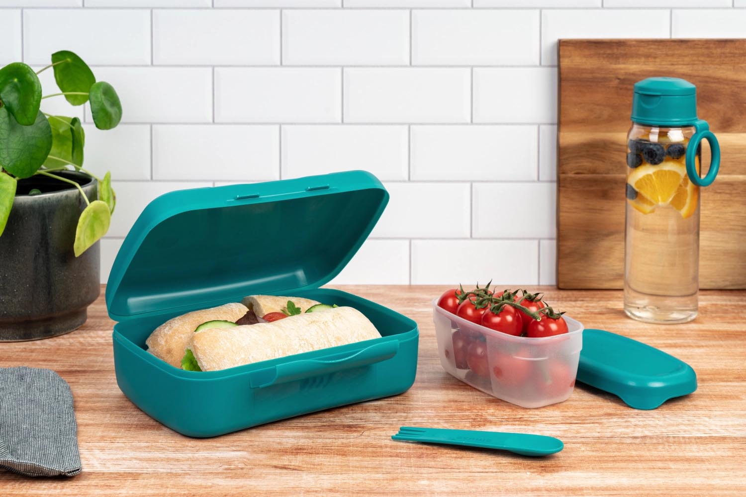 Stilvolle Salatbox in Dunkelgrün mit Göffel, perfekt für Brunch oder unterwegs. Masse: 210x156x71mm. Praktisch, robust und elegant.