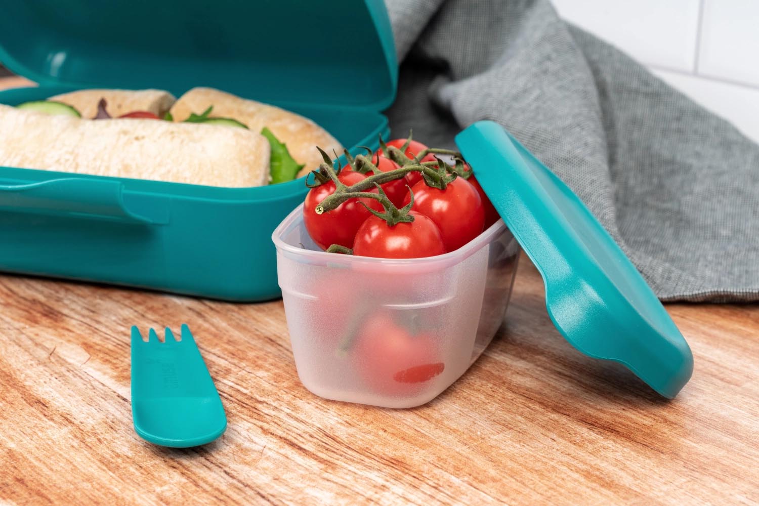 Stilvolle dunkelgrüne Salatbox mit Göffel, perfekt für Brunch oder unterwegs. Masse: 210x156x71mm. Praktisch, robust und elegant.