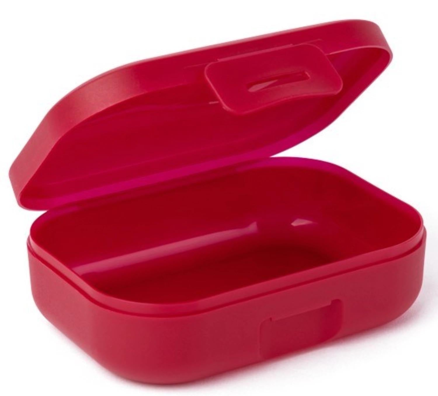 Kompakte AMUSE BASIC Snackbox RUBY, ideal für Snacks unterwegs. Praktisch, robust und stilvoll in 109x80x37 mm Grösse.