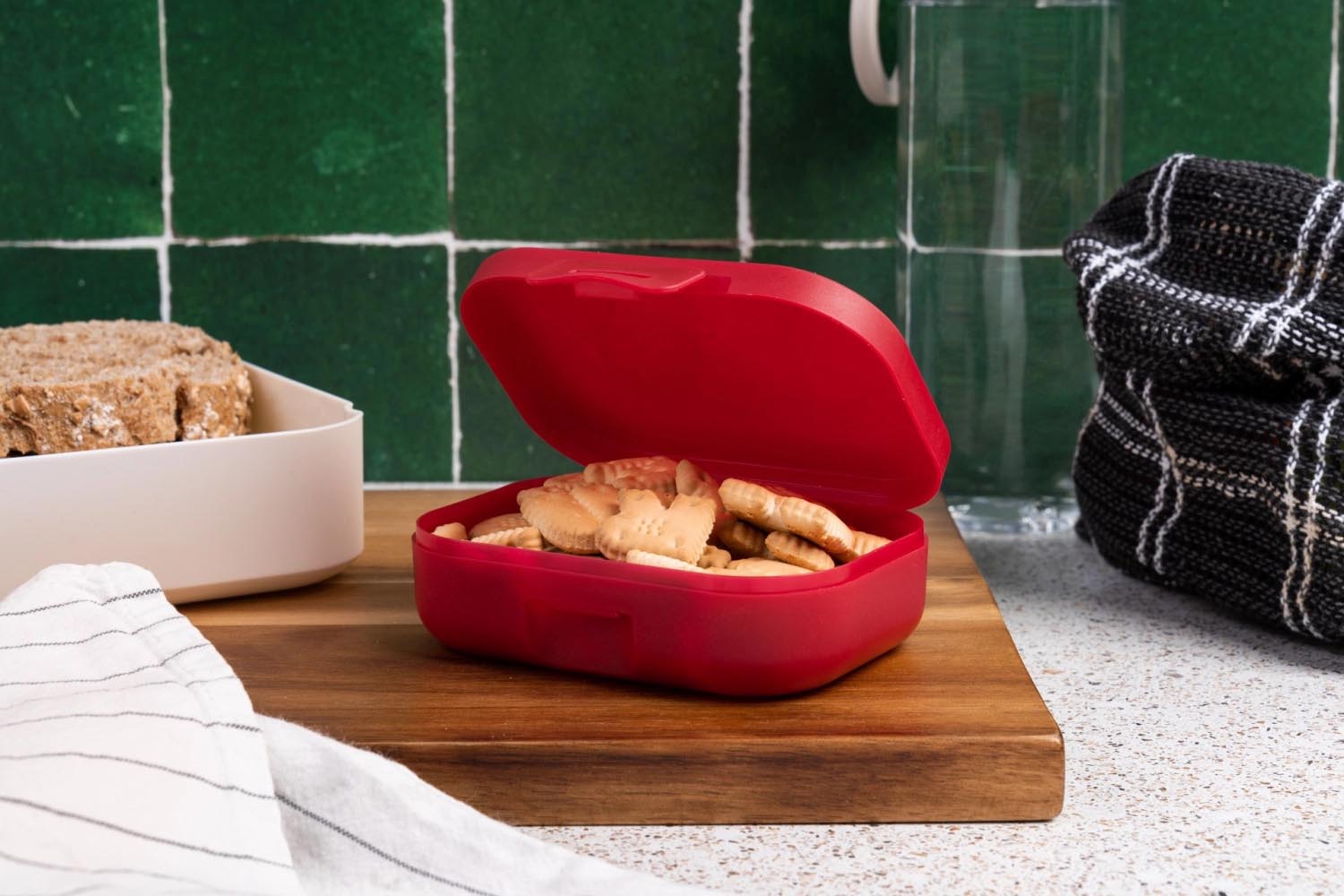 Kompakte AMUSE BASIC Snackbox RUBY, ideal für Snacks unterwegs. Robustes Design, stilvoll und praktisch, Maße: 109x80x37 mm.