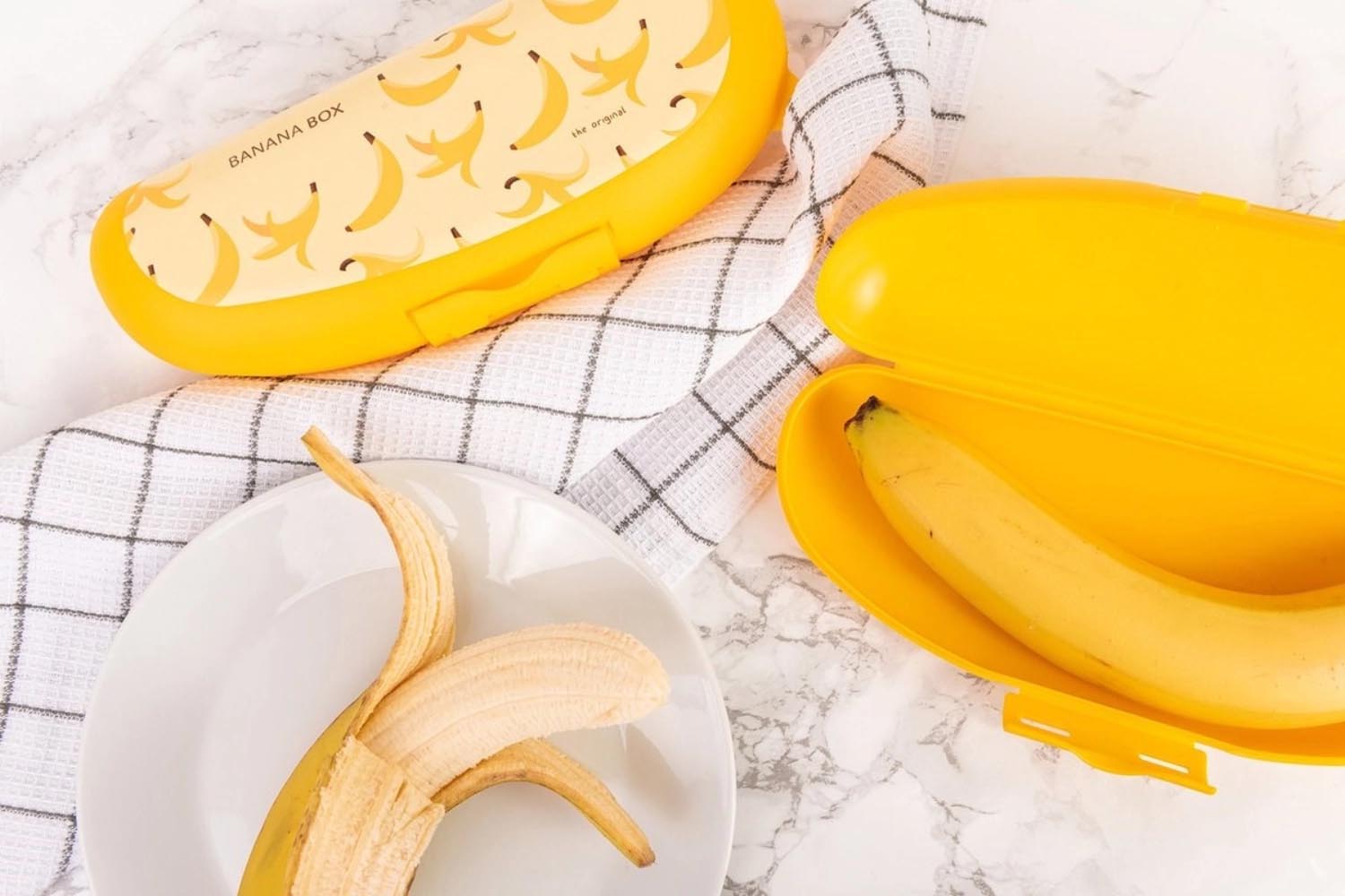 Praktische gelbe Bananenbox von Amuse, Masse 223x90x50 mm, ideal für sicheren Transport und Schutz von Bananen unterwegs.