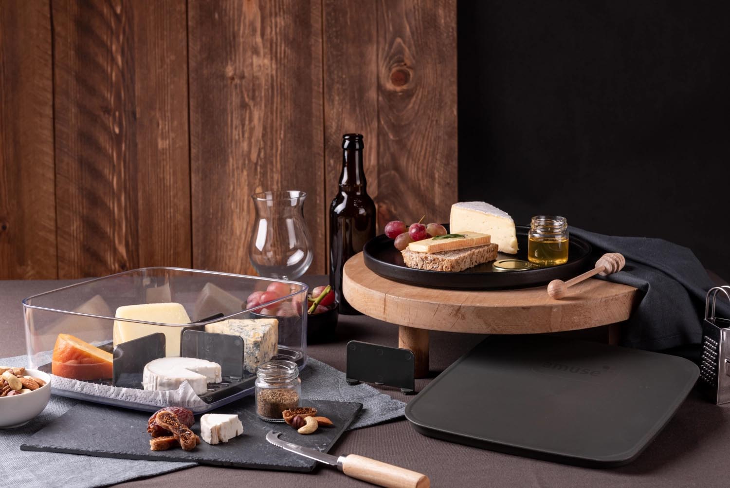 Stilvolles graues Käsebrett von Amuse, Masse 241x241x96mm, ideal für die Präsentation von Spezialkäse und Delikatessen.