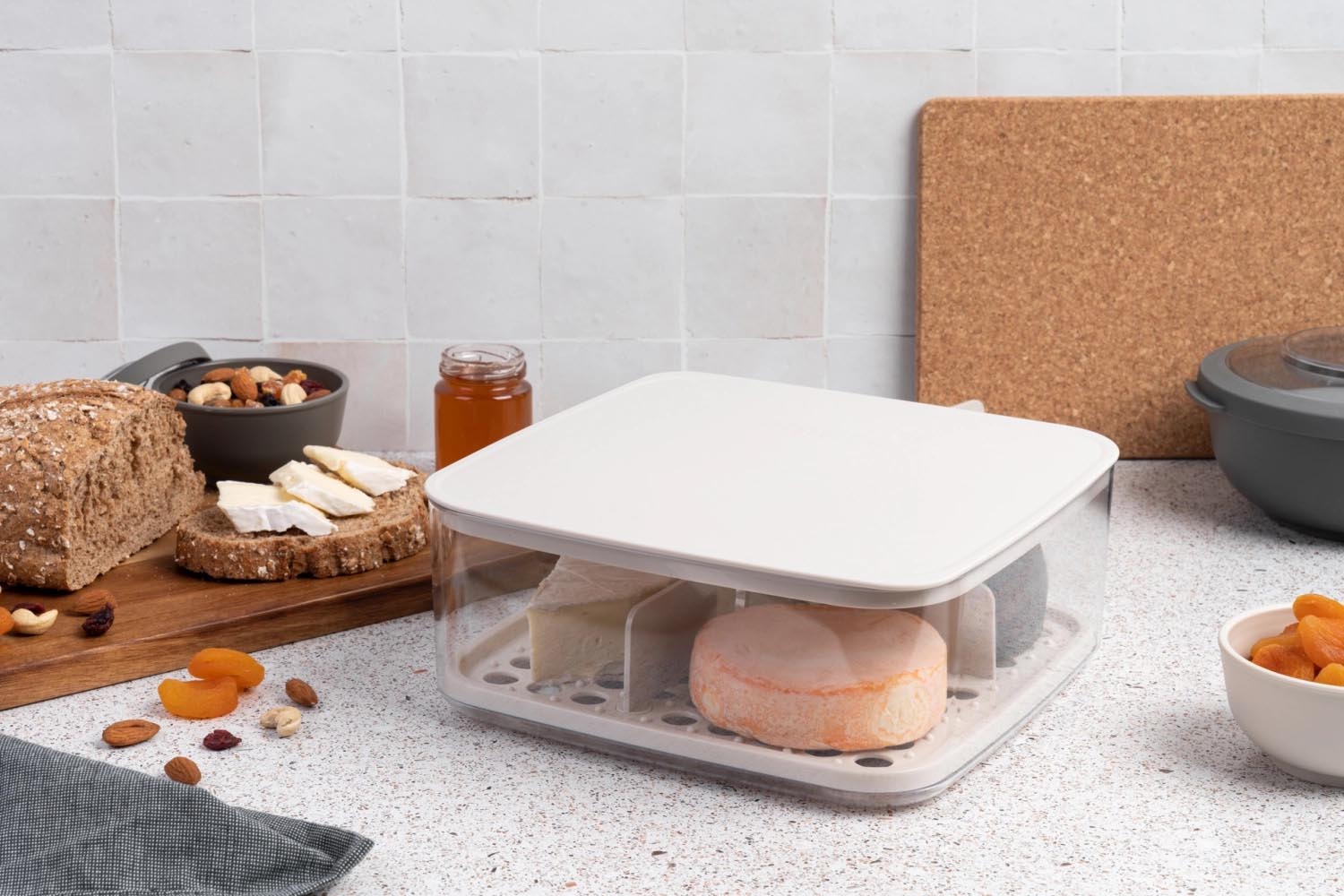 Stilvolle Käseplatte von Amuse in Beige, Maße 242x241x96mm, ideal für ansprechende Käsepräsentationen und Tischgestaltung.