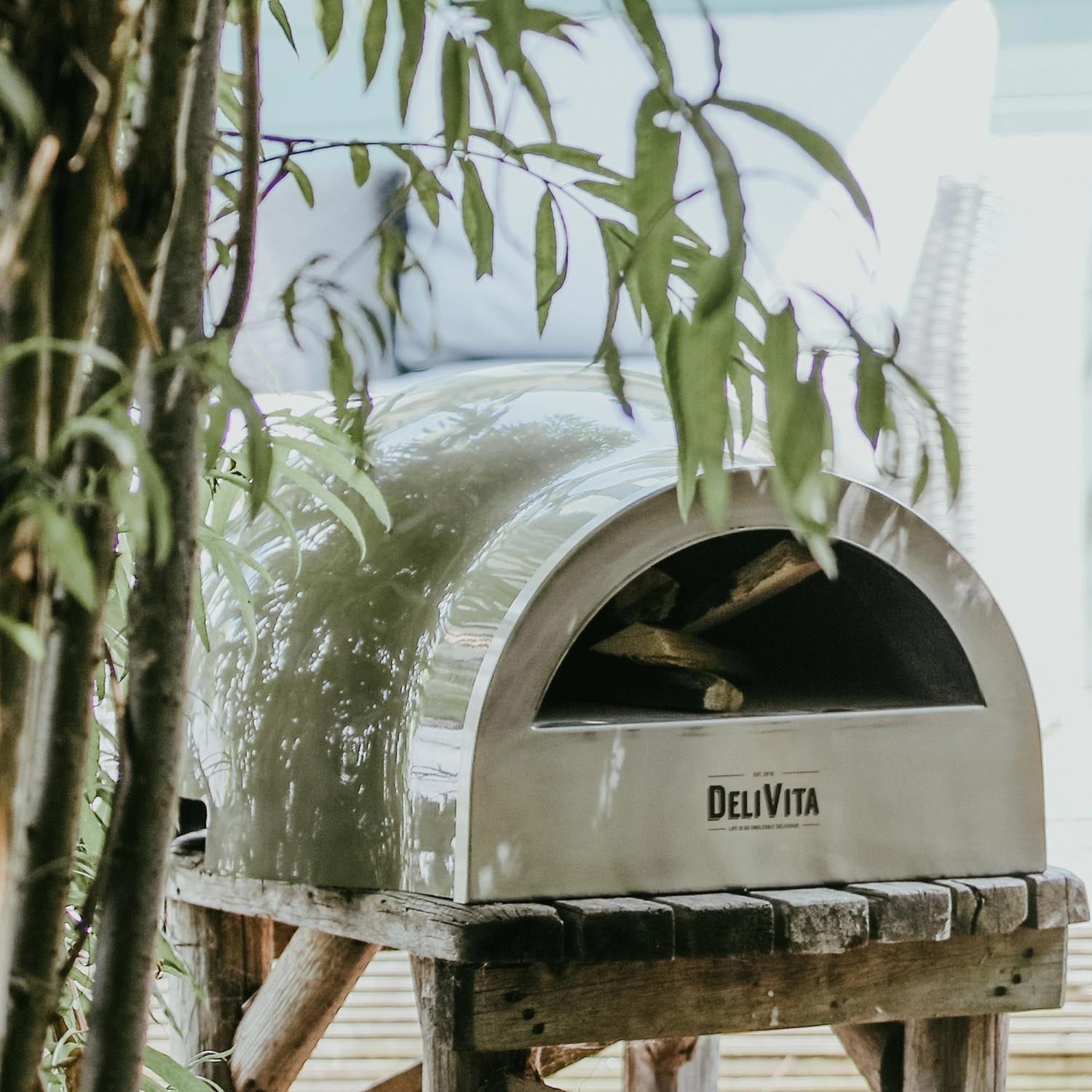 Der Delivita Ofen in Olivgrün ist ein stilvoller Holzofen, ideal für Pizza und vielseitige Outdoor-Kochabenteuer.