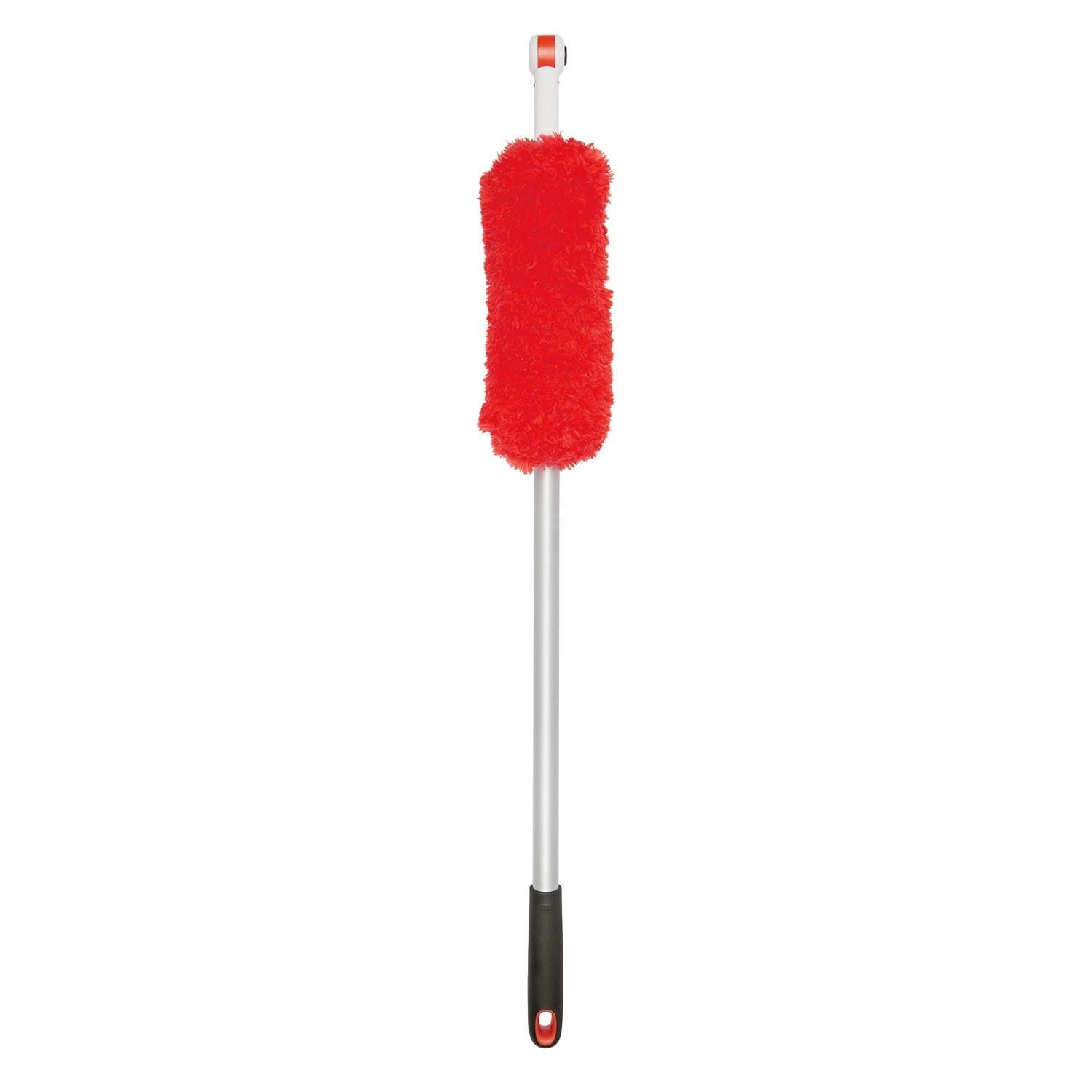 Ausziehbarer Mikrofaser-Staubwischer von OXO mit vielseitigen Aufsätzen, ideal für schwer erreichbare Stellen und gründliche Reinigung.