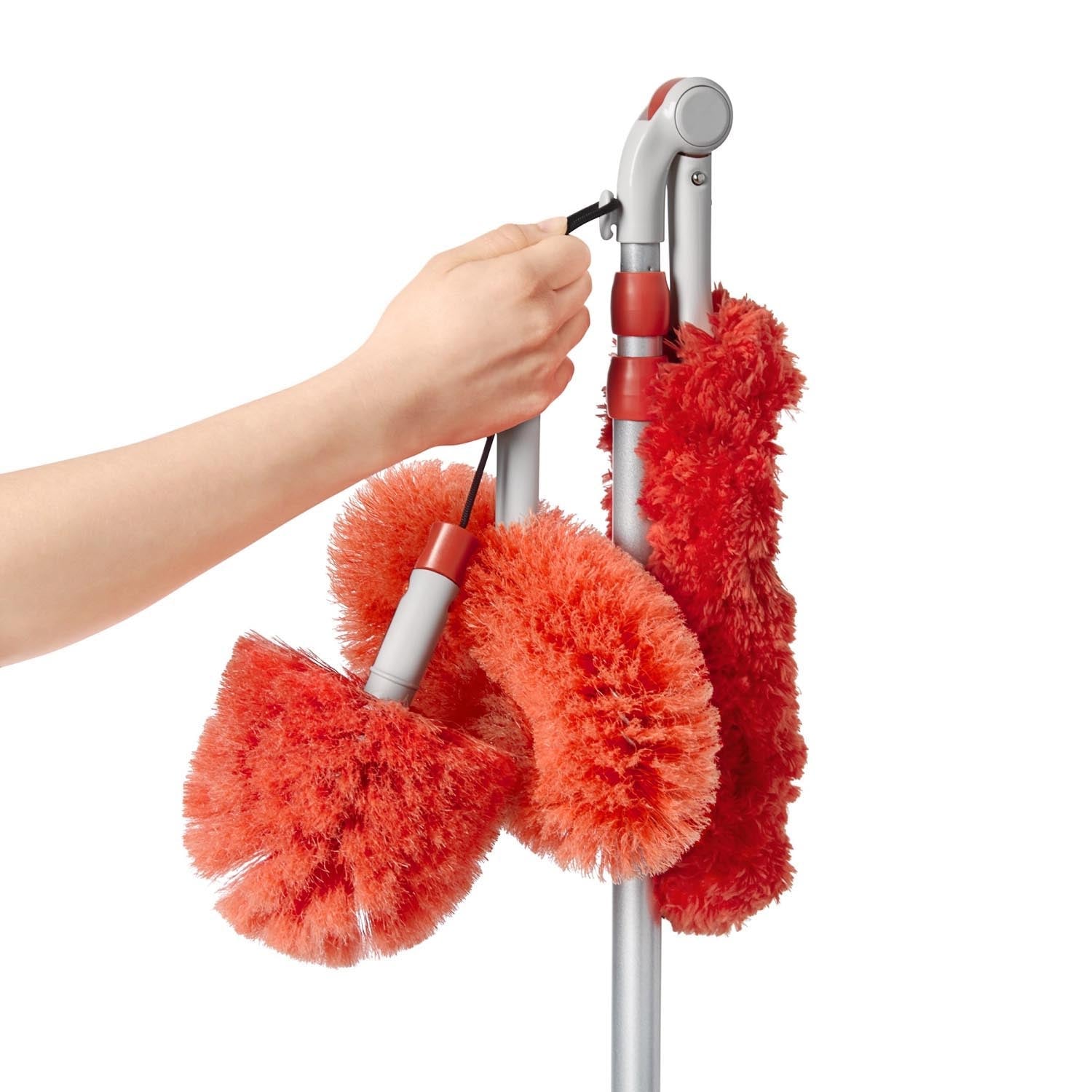 Flexibler Mikrofaser-Staubwischer von OXO mit ausziehbarem Griff und wechselbaren Aufsätzen für effektive Reinigung schwer zugänglicher Bereiche.