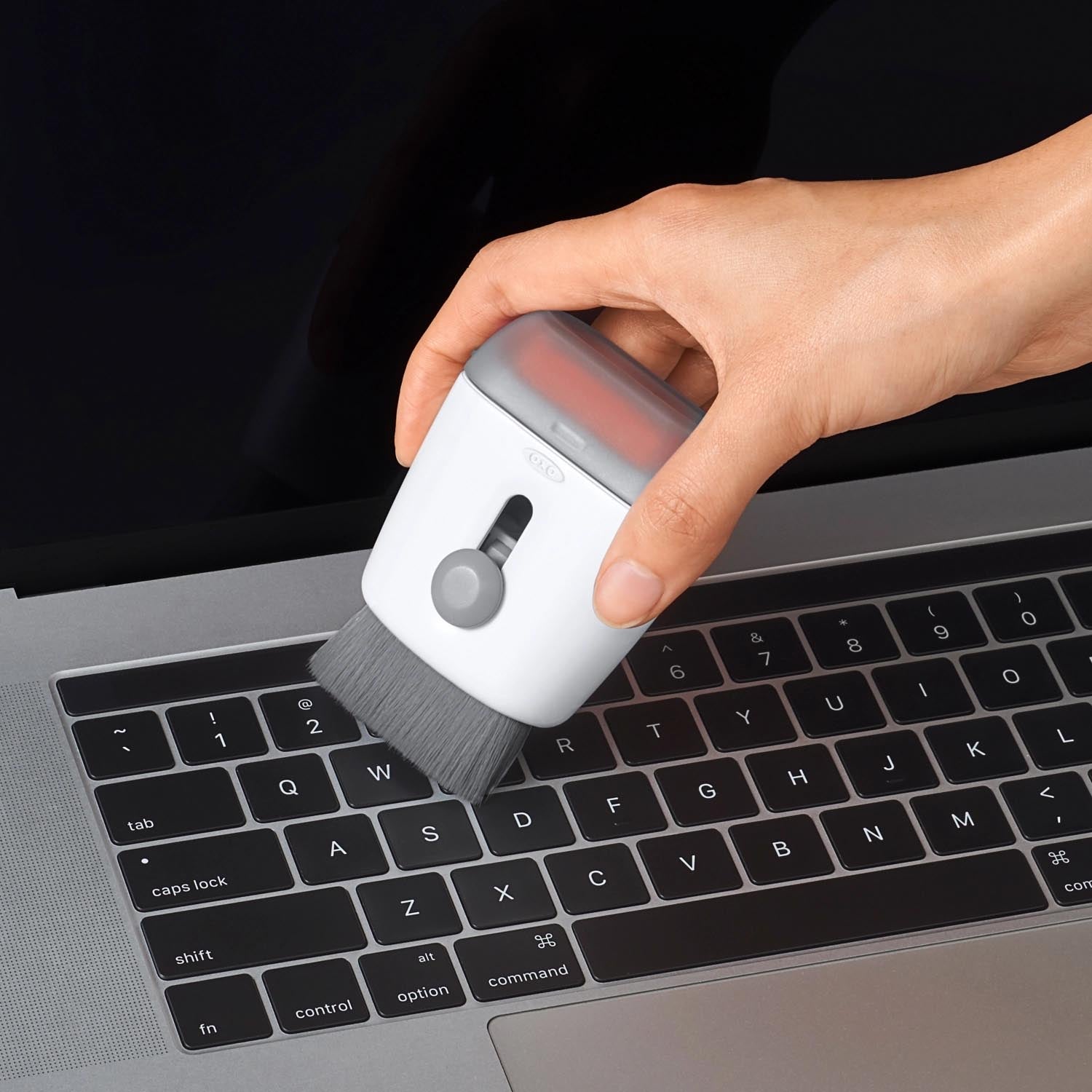 Praktischer OXO Laptop-Reiniger mit Bürste und Wischer, perfekt für die gründliche Reinigung von Tastaturen und Displays.