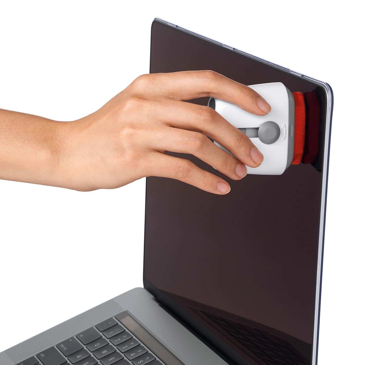 Effektiver OXO Laptop-Reiniger mit integrierter Bürste und Wischer, ideal für die Pflege von Tastaturen und Bildschirmen.