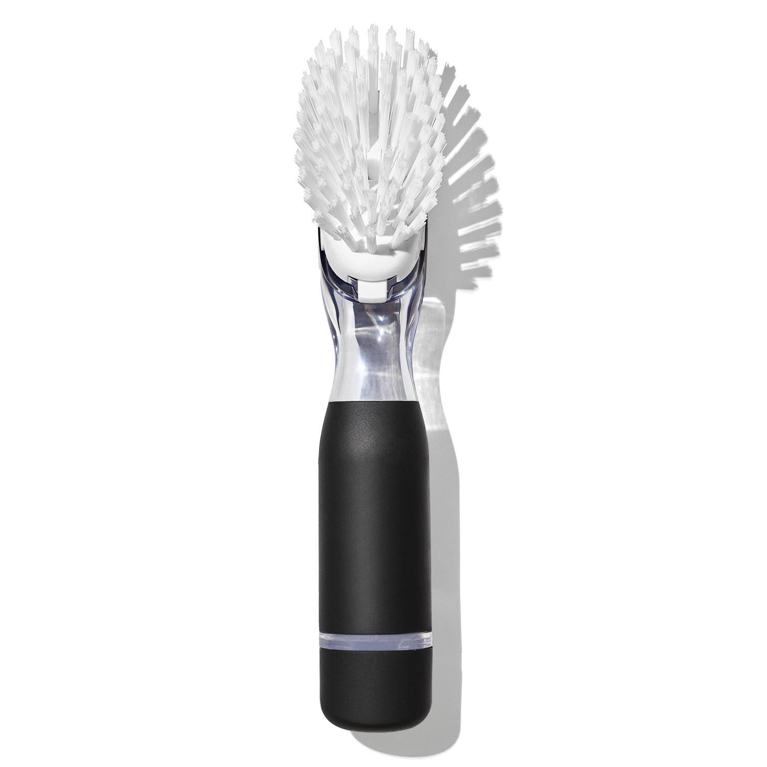 Praktische OXO Good Grips Bürste mit integriertem Seifenspender, ideal für effektives und komfortables Reinigen von Geschirr.