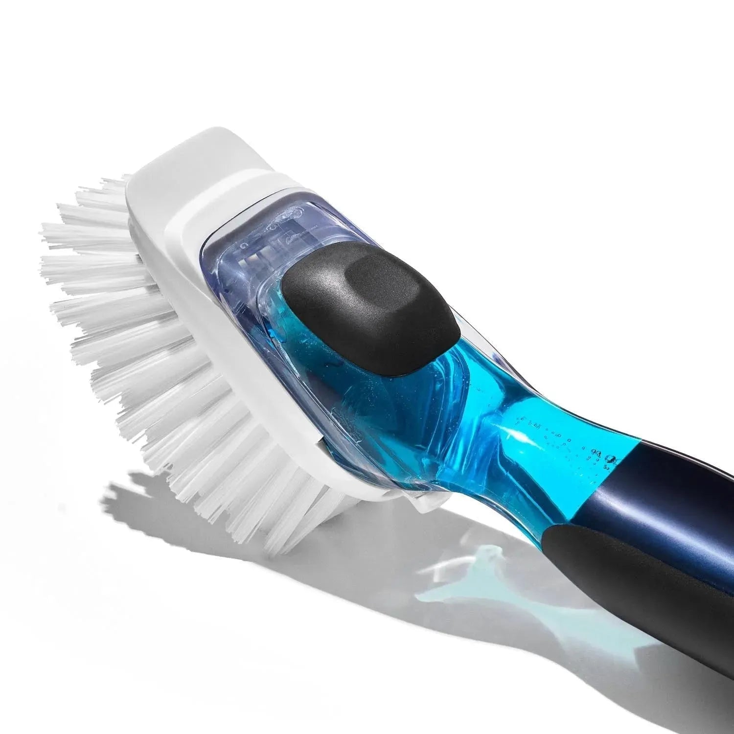 Effiziente OXO Good Grips Bürste mit Seifenspender, perfekt für müheloses und gründliches Spülen von Geschirr und Küchenutensilien.