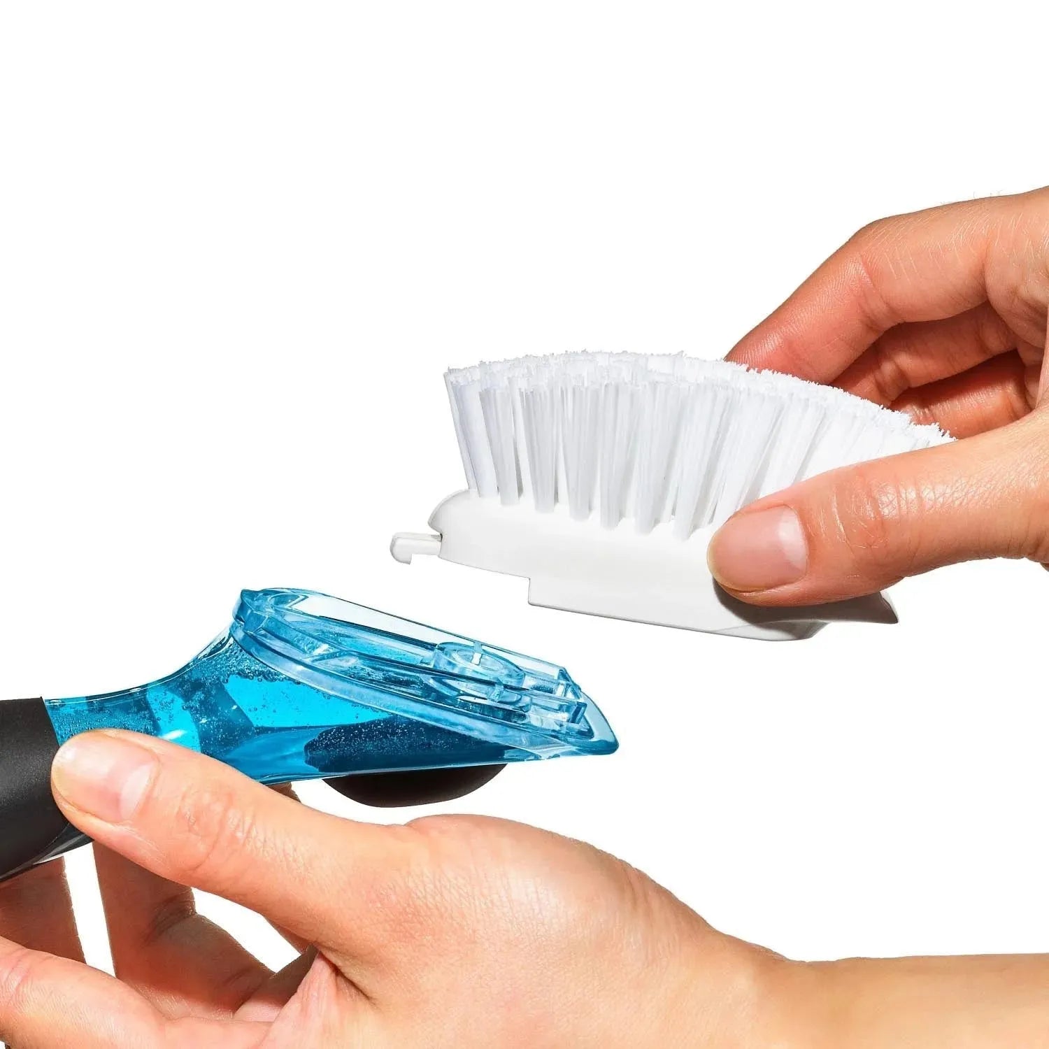 Praktische OXO Good Grips Bürste mit integriertem Seifenspender, ideal für einfaches und gründliches Reinigen von Geschirr und Küchenutensilien.