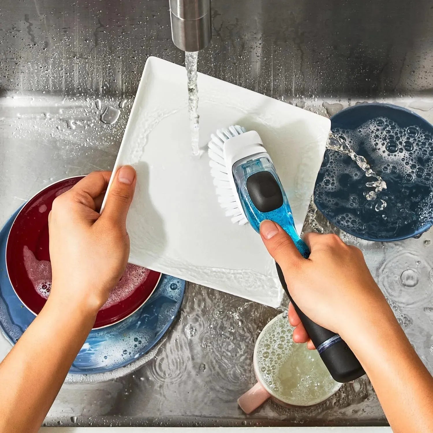 Die OXO Good Grips Spülbürste mit Seifenspender kombiniert Ergonomie und Funktionalität für müheloses und effizientes Spülen.