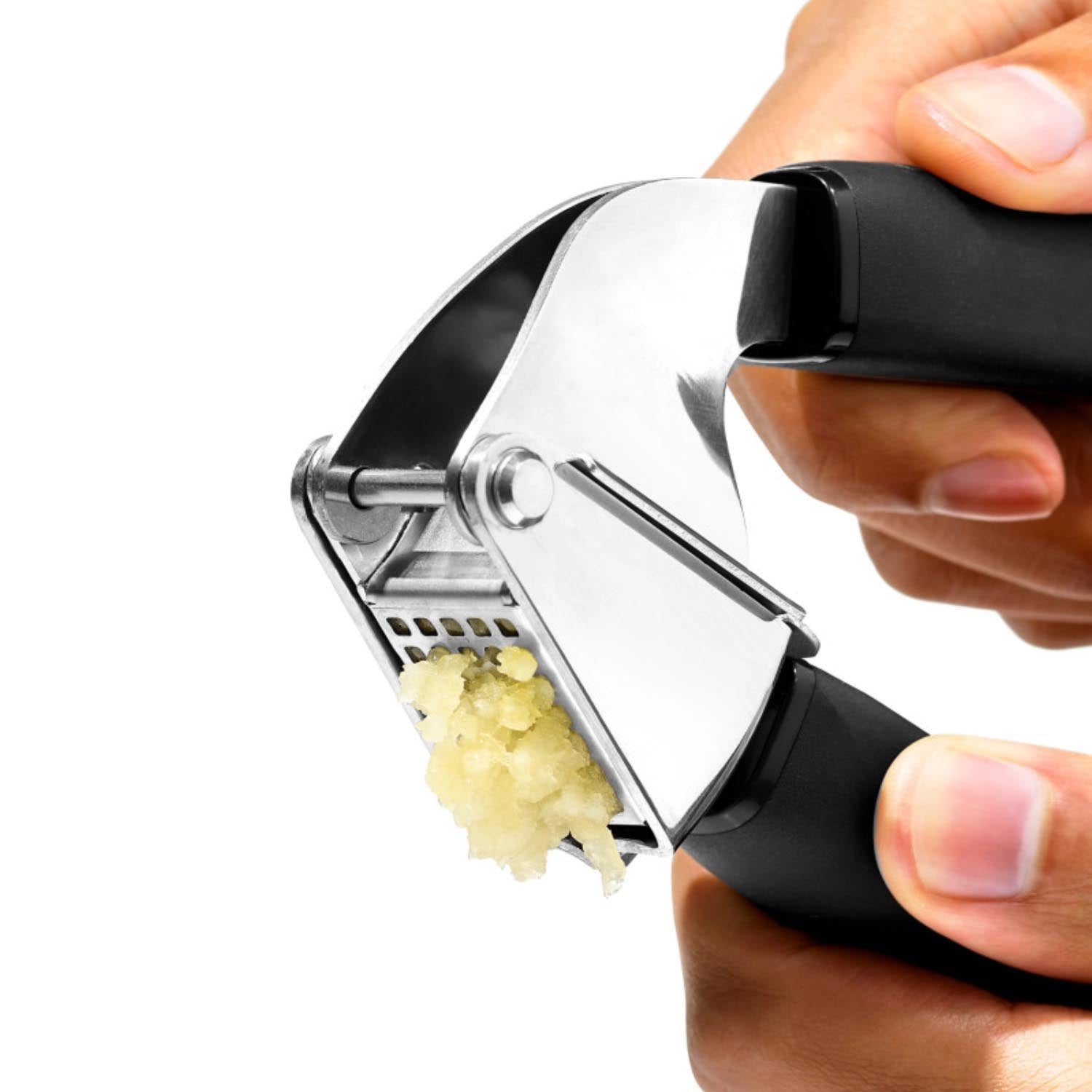 Die OXO Good Grips Knoblauchpresse bietet Komfort durch ergonomische Griffe, effizientes Pressen und eine einfache Reinigung.