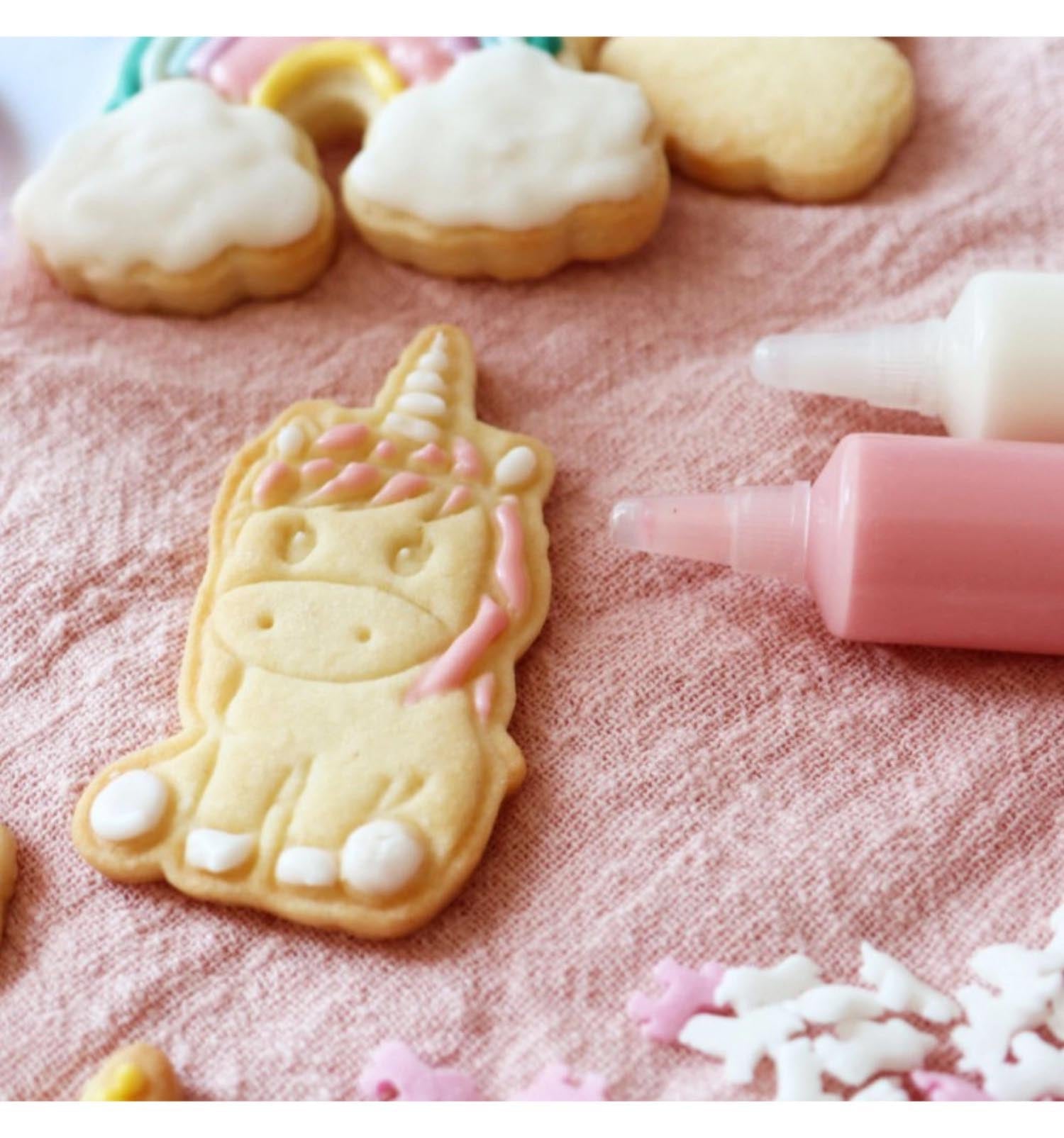 Zaubere magische Kekse mit dem 2er Set Einhorn-Ausstechformen von Scrap Cooking – ideal für kreative Backideen und märchenhafte Dekorationen.