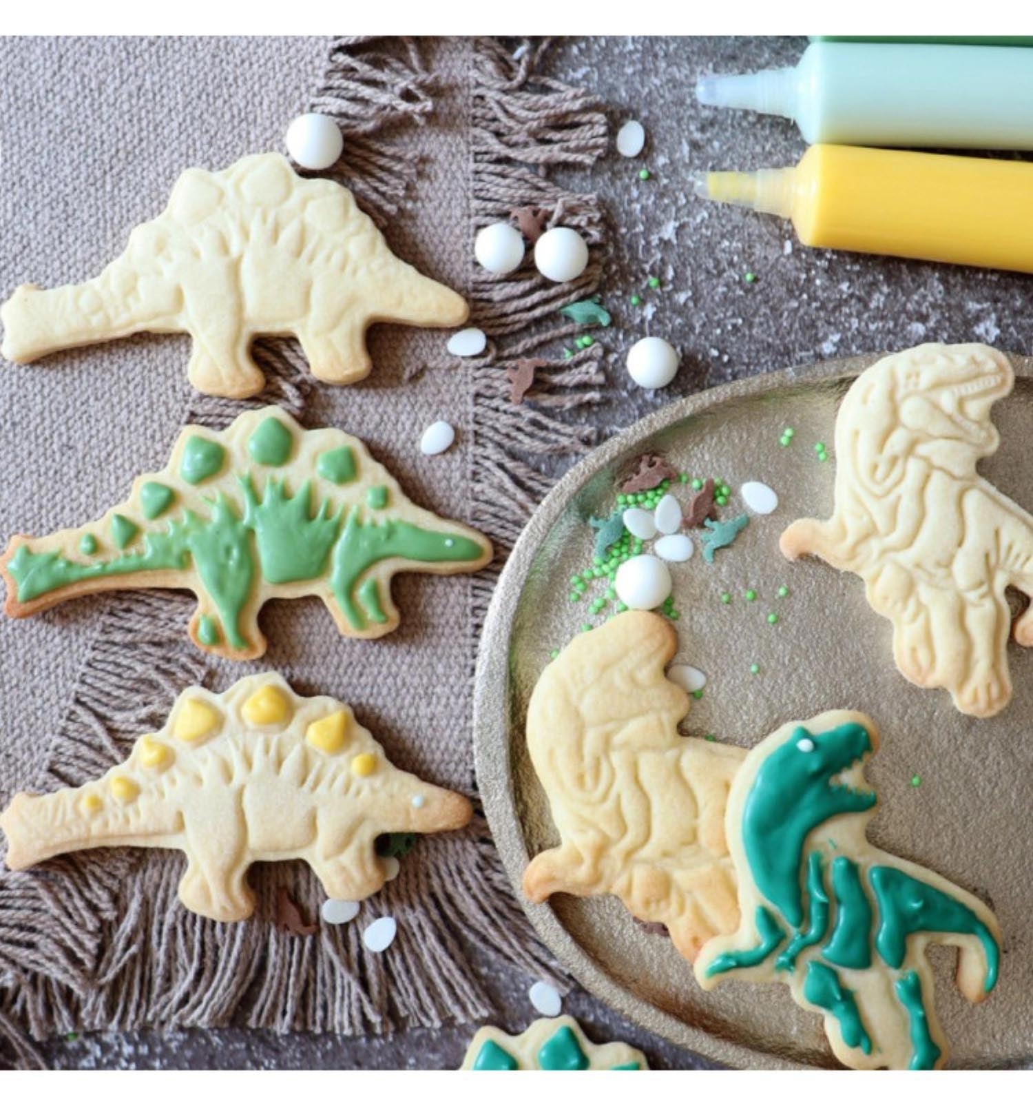 Kreiere mit dem 2er Set Dino-Ausstechformen von Scrap Cooking fantasievolle Dinosaurier-Kekse – perfekt für Backspass mit Kindern!
