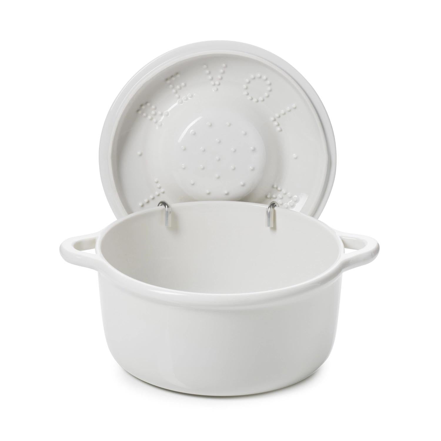 Elegante Induktionskasserolle D26cm in Alabasterweiss von Revol, ideal für stilvolles Kochen, inklusive passendem Deckel.