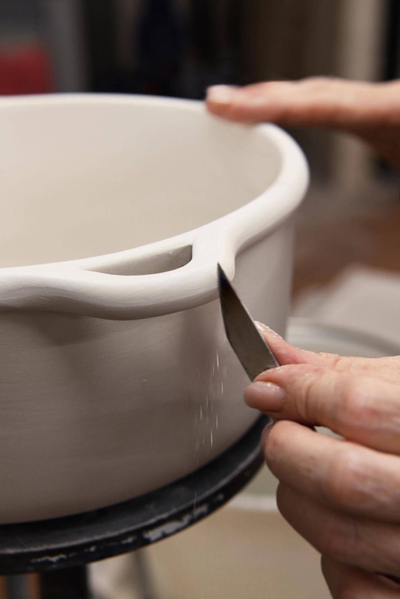 Hochwertige Ofenkasserolle D22cm in edlem Alabasterweiß von Revol, perfekt für stilvolles Kochen und Servieren, mit Deckel.