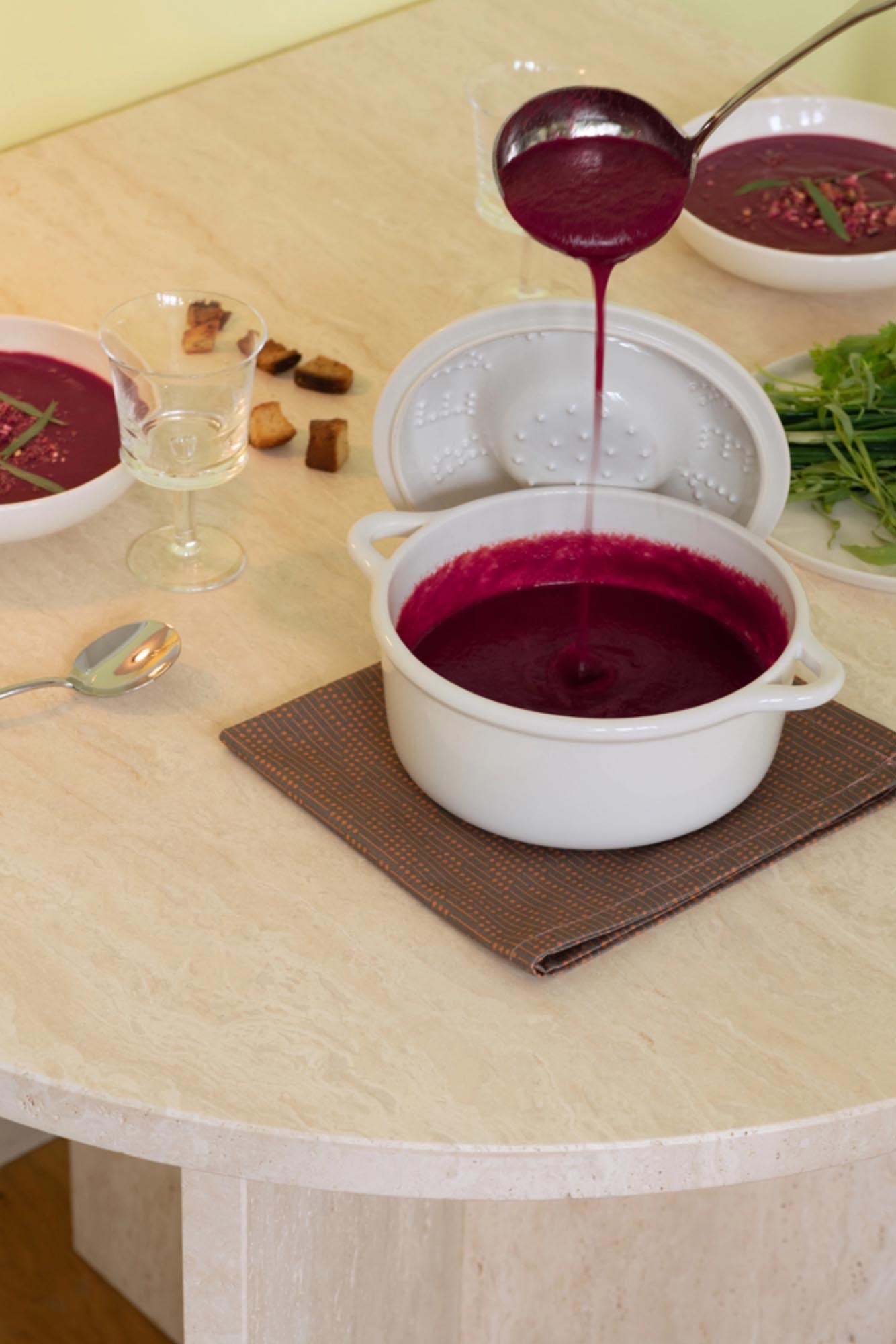 Elegante Ofenkasserolle D19cm in Alabasterweiß von Revol, ideal für stilvolles Kochen und Servieren, inklusive passendem Deckel.