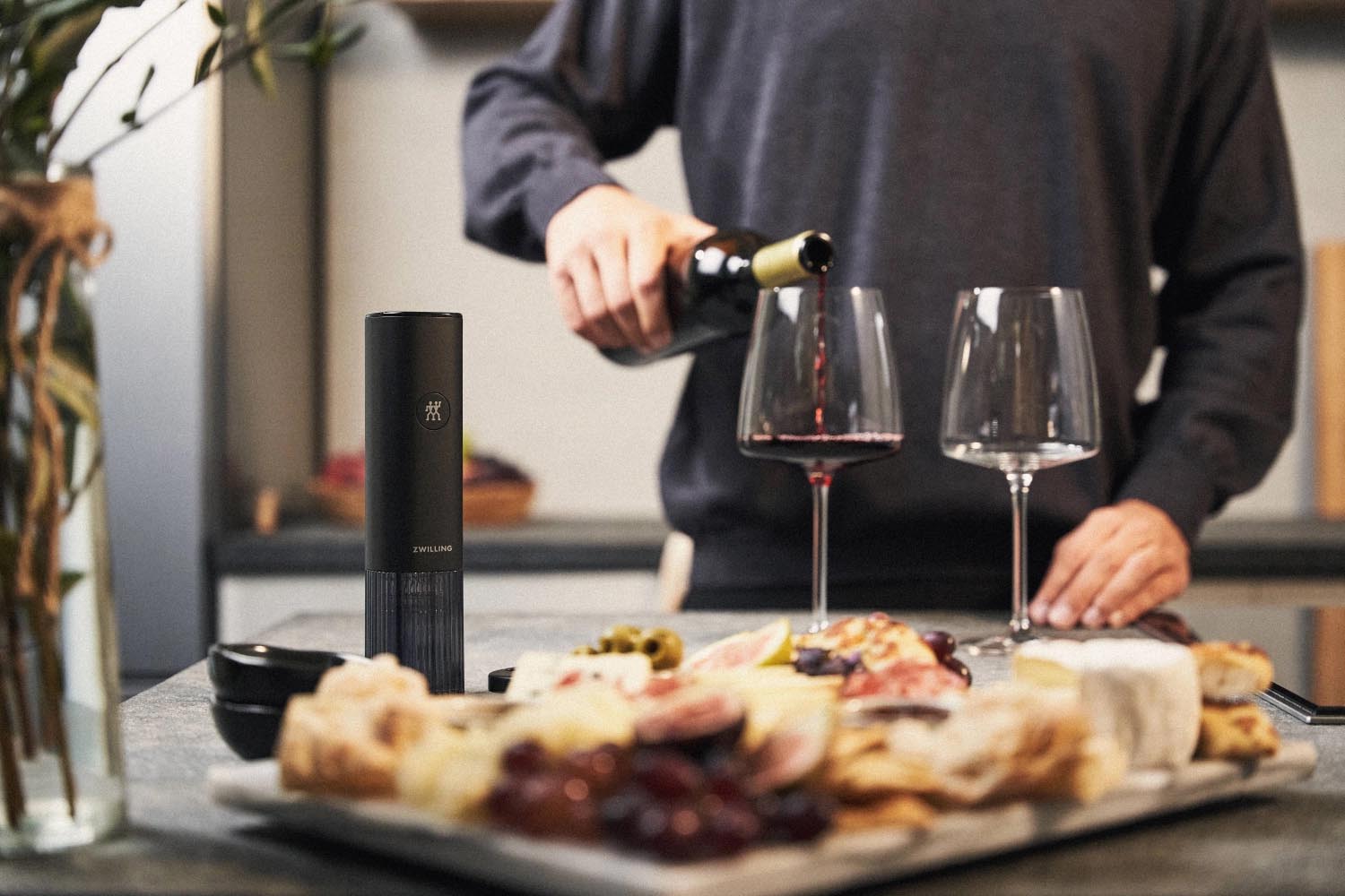 Stilvoller elektrischer Weinöffner von Zwilling in Schwarz, perfekt für einfaches und schnelles Öffnen von Weinflaschen.