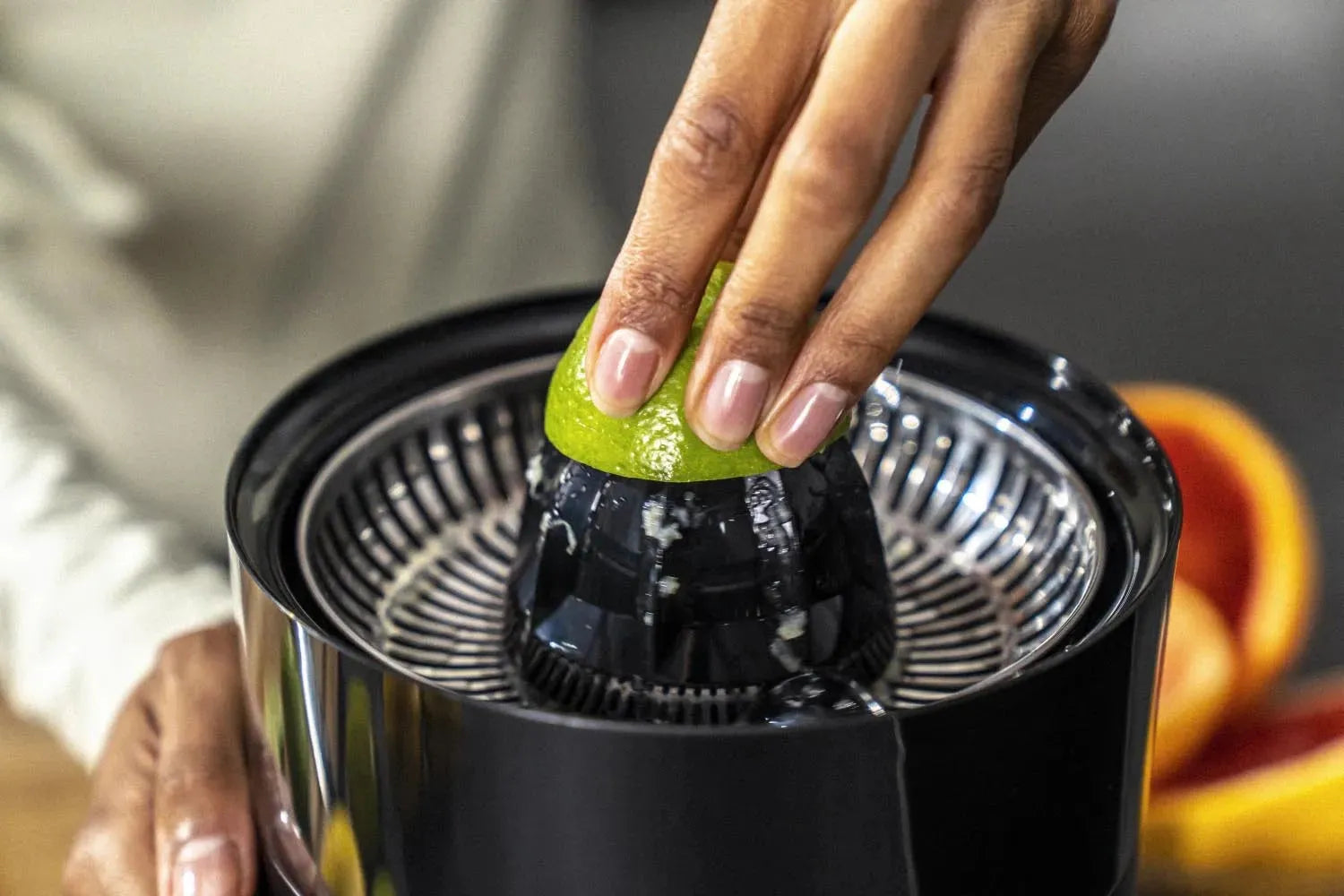 Stilvolle schwarze Zitruspresse von Zwilling, perfekt für frischen Saft. Kompakt, effizient und leicht zu reinigen.