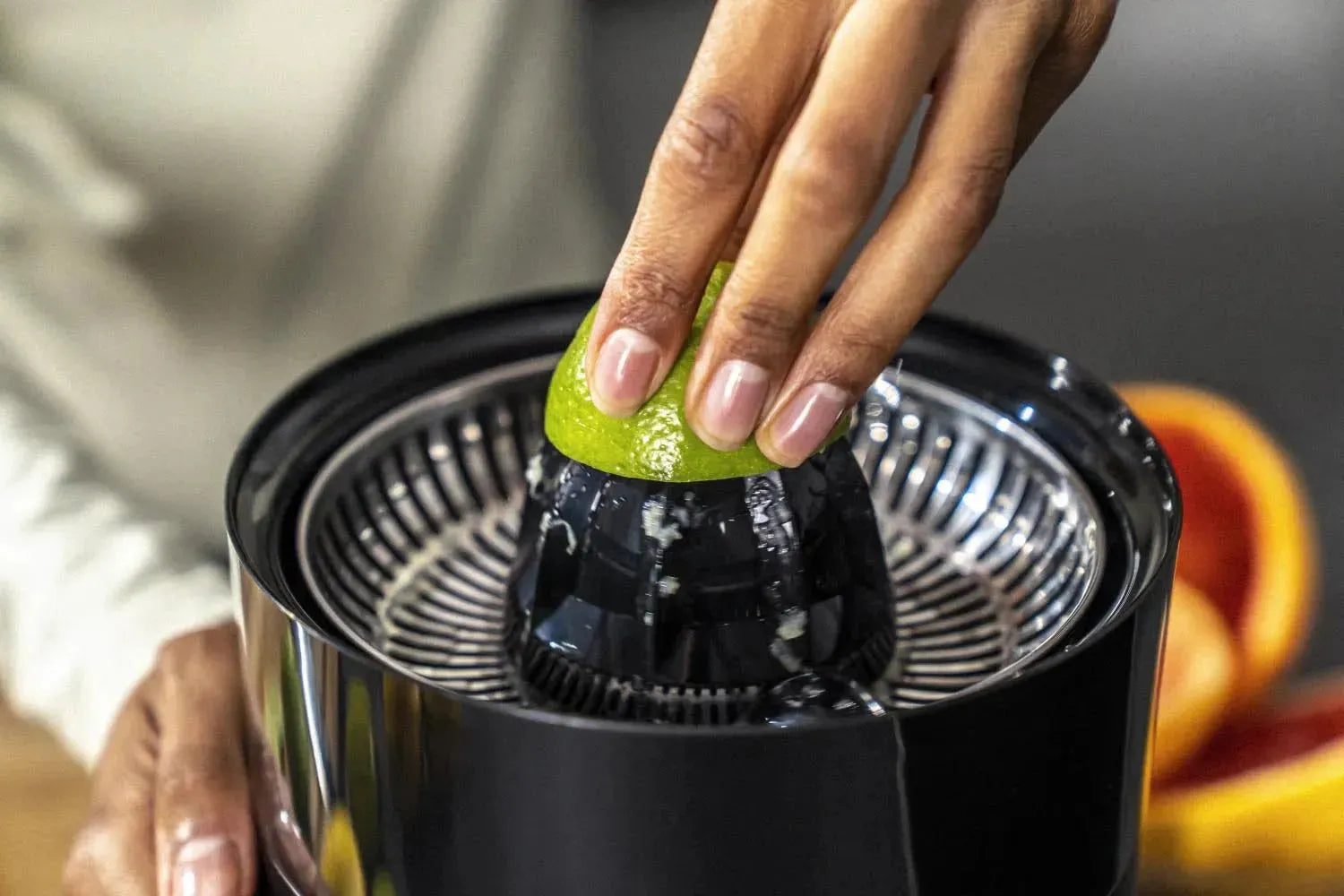Stilvolle schwarze Zitruspresse von Zwilling, perfekt für frischen Saft. Kompakt, effizient und leicht zu reinigen.