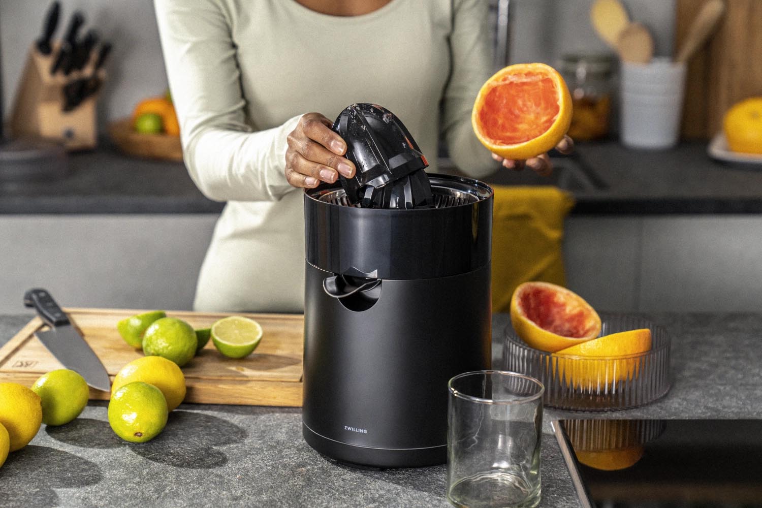 Elegante schwarze Zitruspresse von Zwilling, ideal für frischen Saft. Kompakt, leistungsstark und einfach zu reinigen.